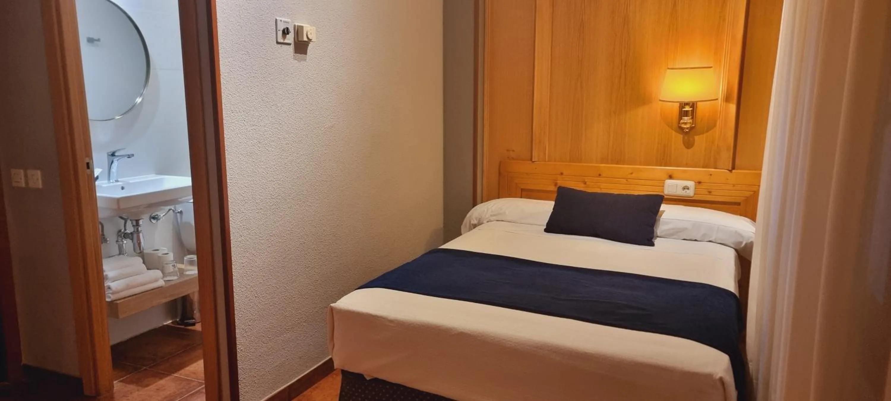 Bedroom, Bed in Hotel Real De Toledo