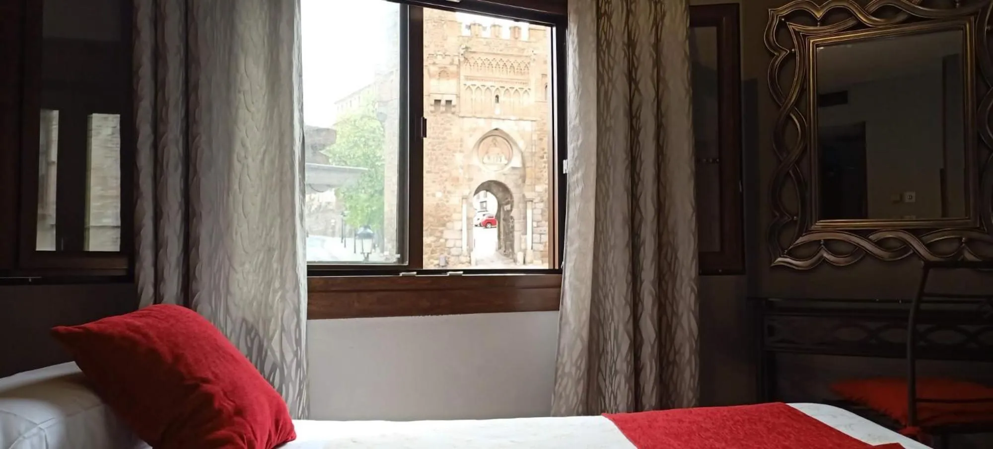 Photo of the whole room, Bed in Hotel Real De Toledo