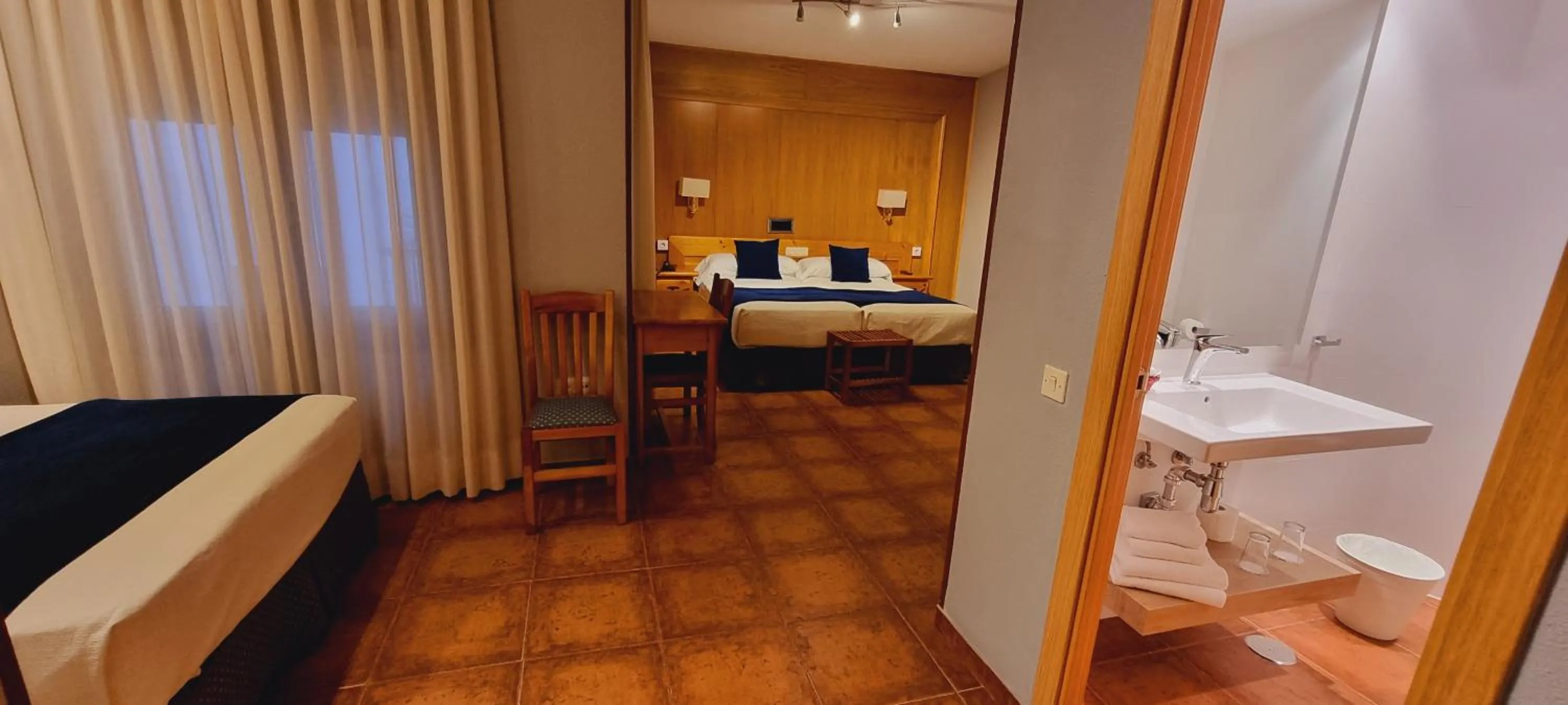 Bedroom, Bed in Hotel Real De Toledo