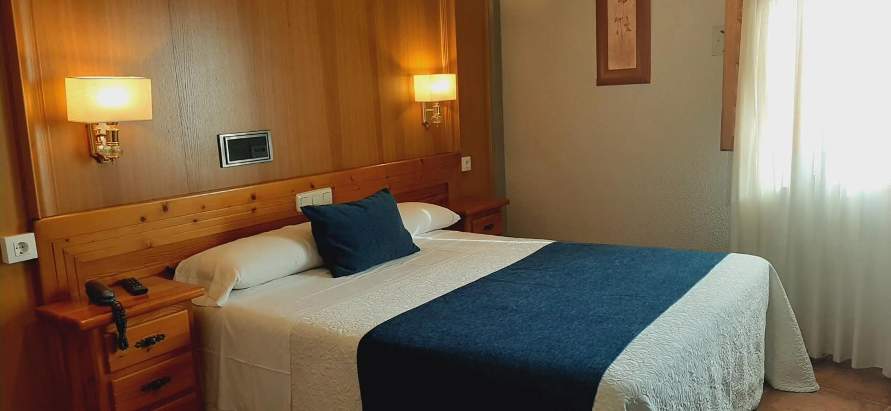 Text overlay, Bed in Hotel Real De Toledo