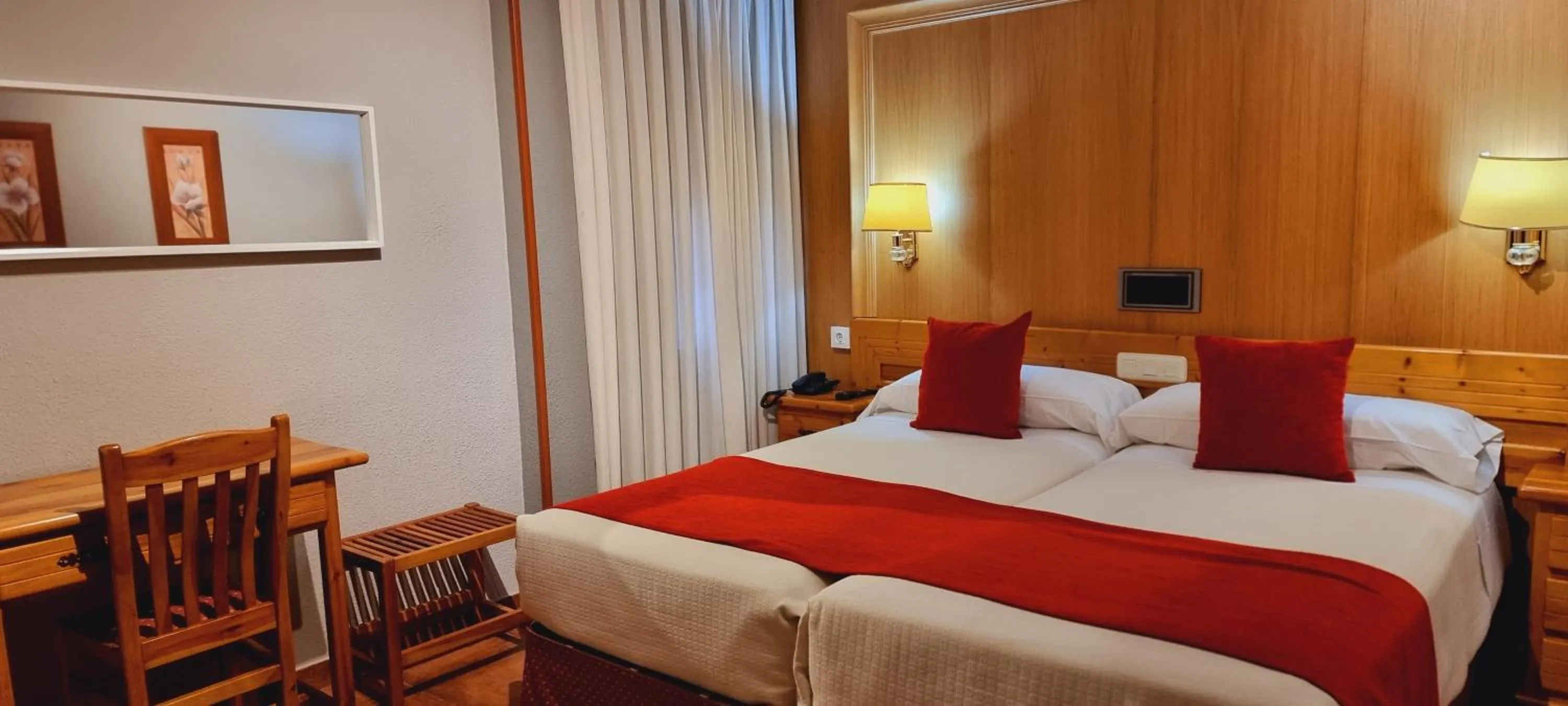 Bedroom, Bed in Hotel Real De Toledo