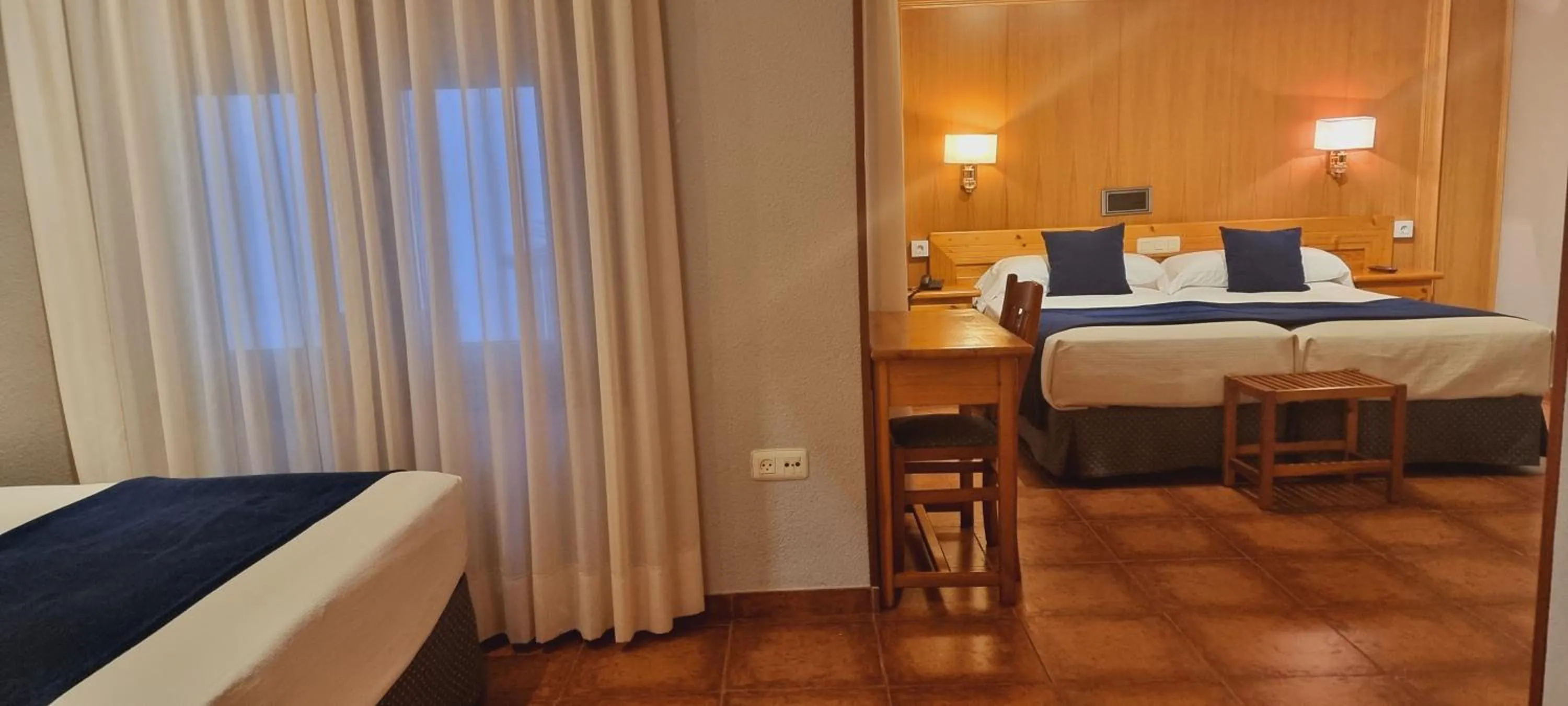 Bedroom, Bed in Hotel Real De Toledo