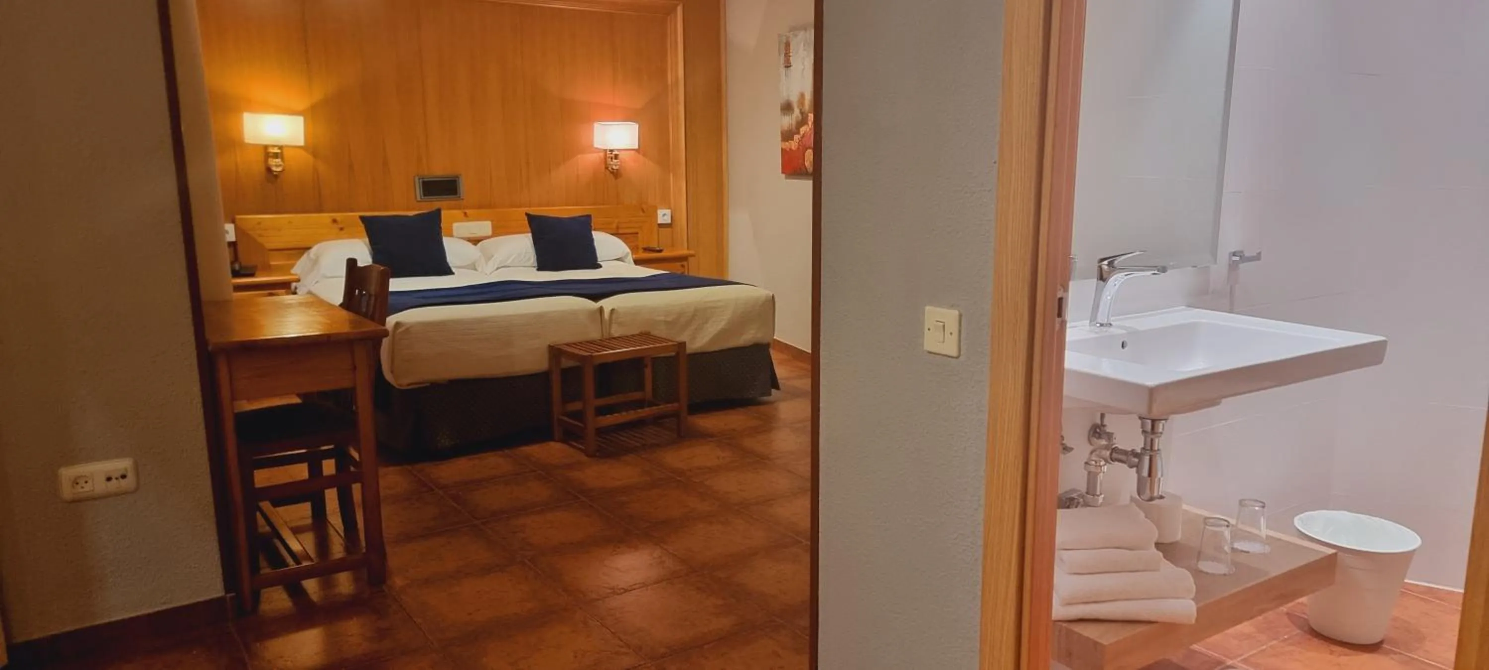 Bedroom, Bed in Hotel Real De Toledo