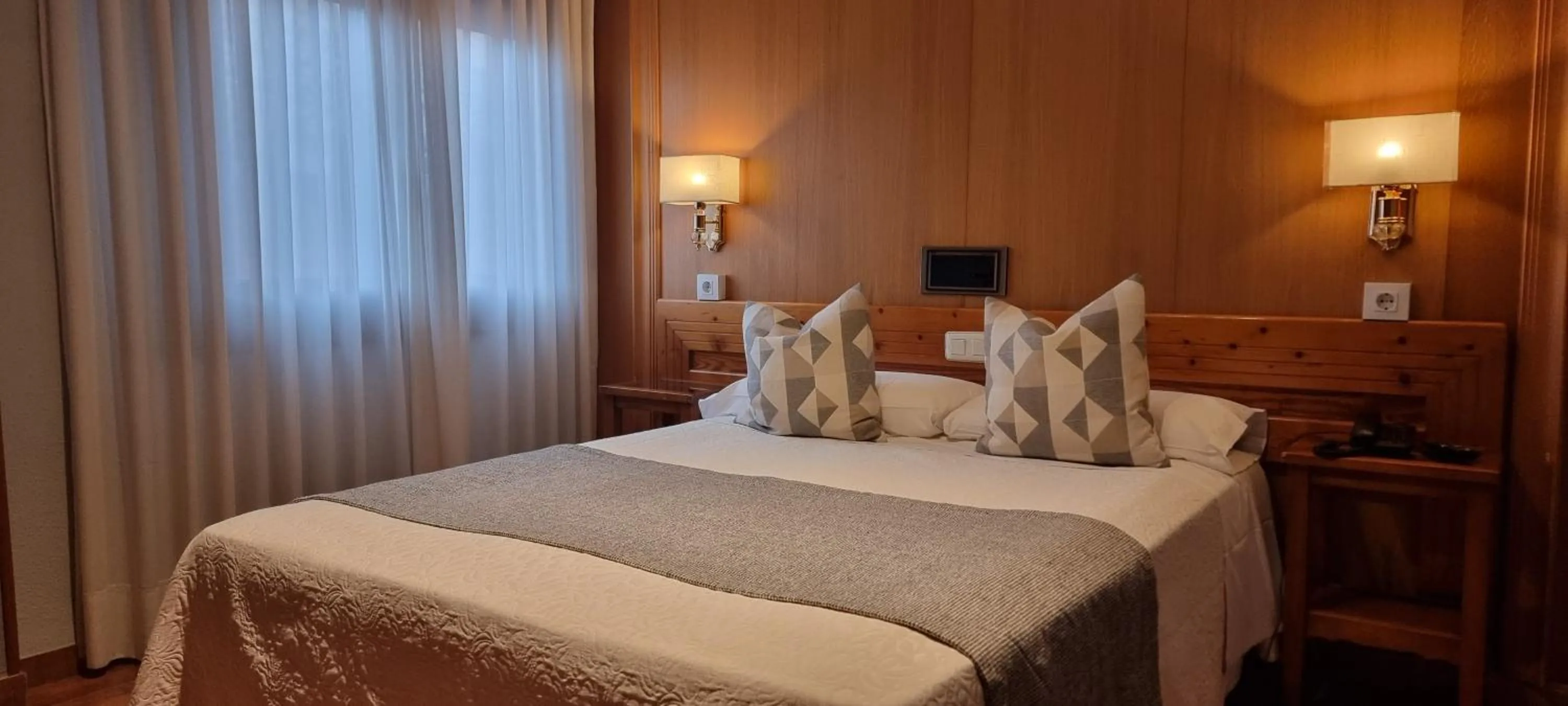 Bedroom, Bed in Hotel Real De Toledo