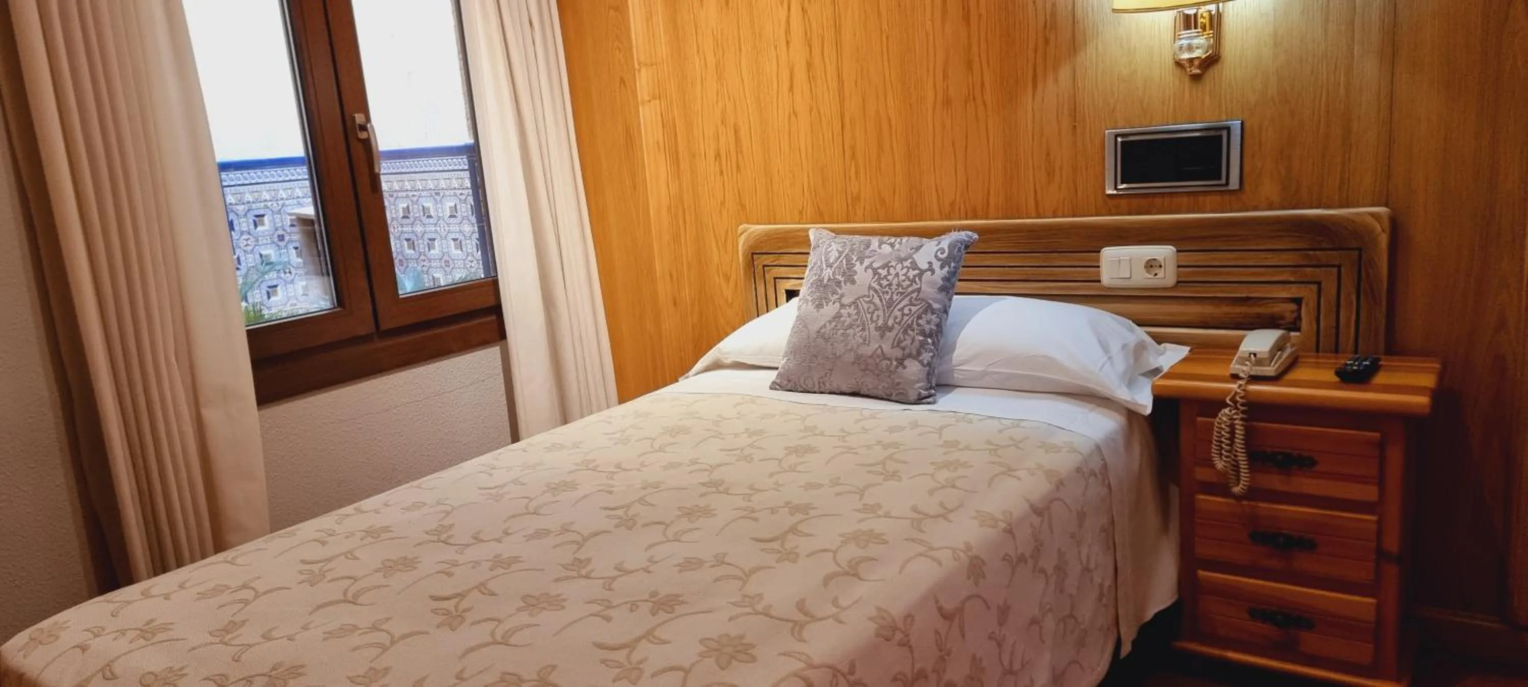 Bedroom, Bed in Hotel Real De Toledo