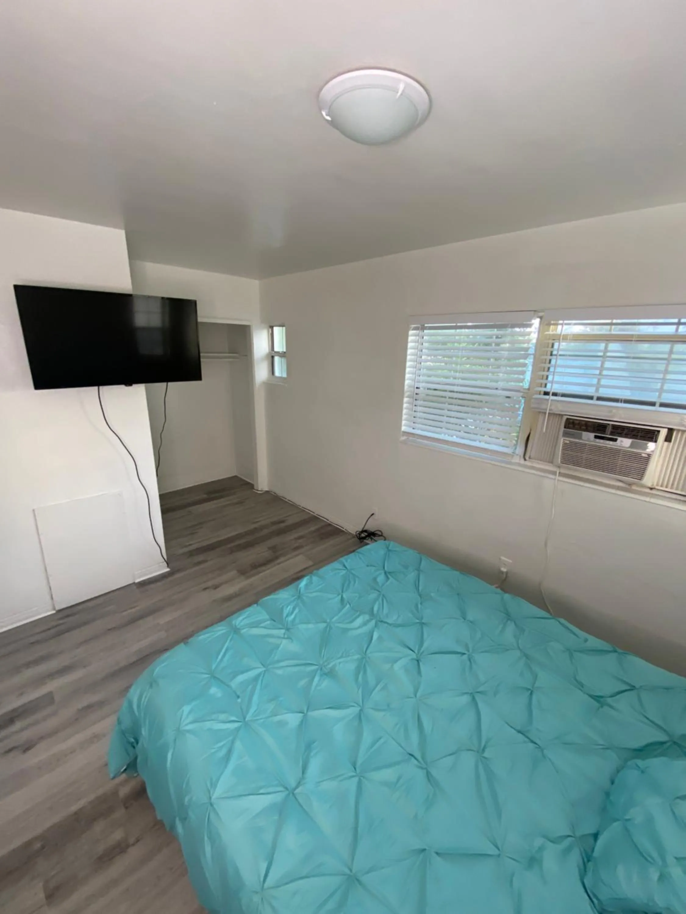 Bed in Uptown Inn & Suites