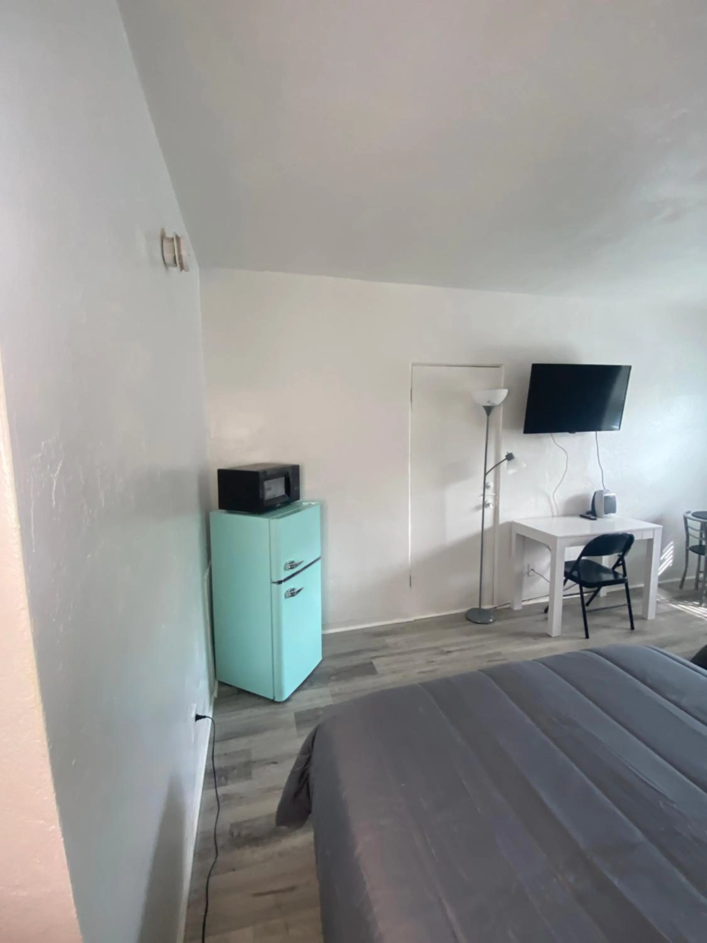 Bed in Uptown Inn & Suites