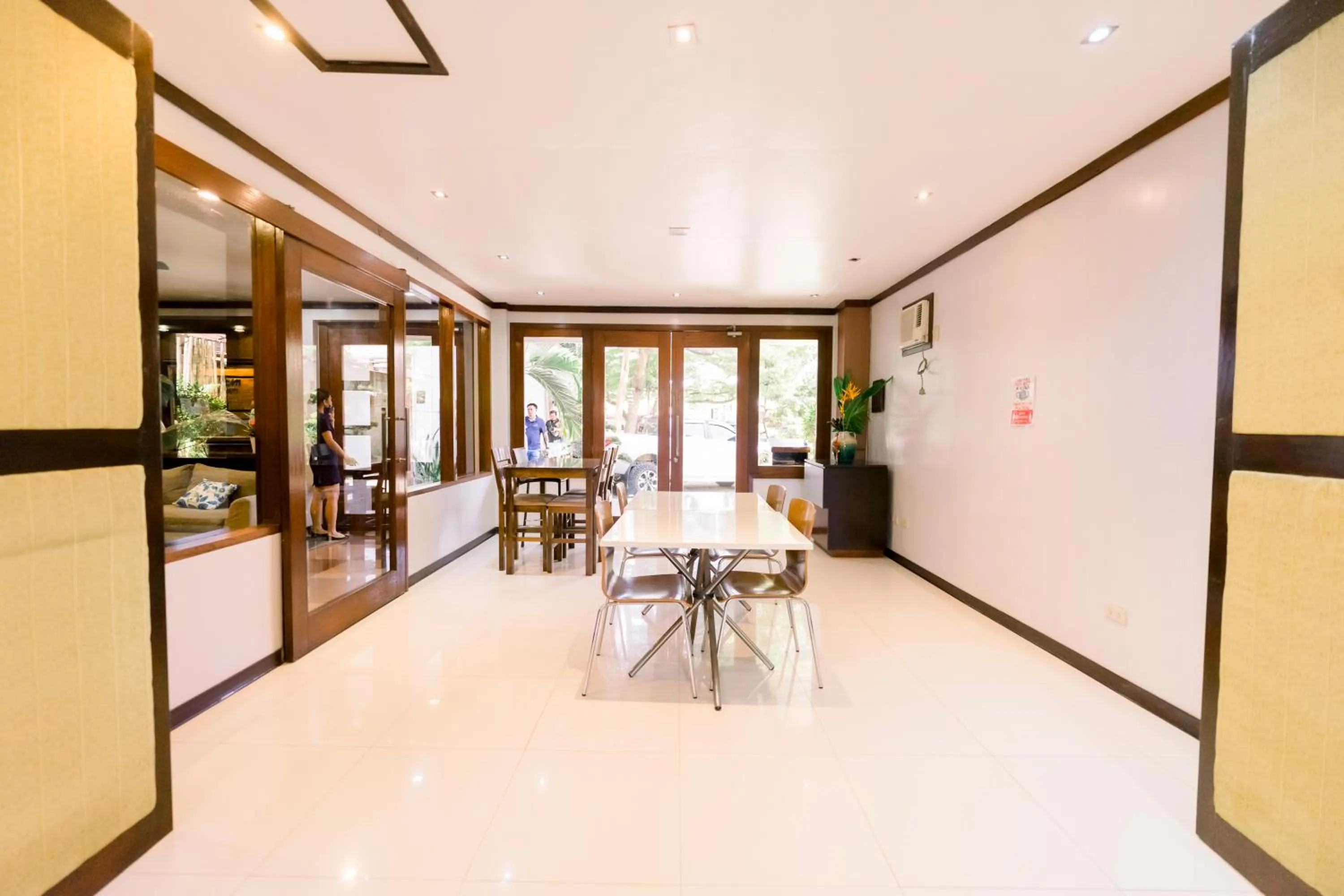 Seating area in Madonna Hometel and Suites