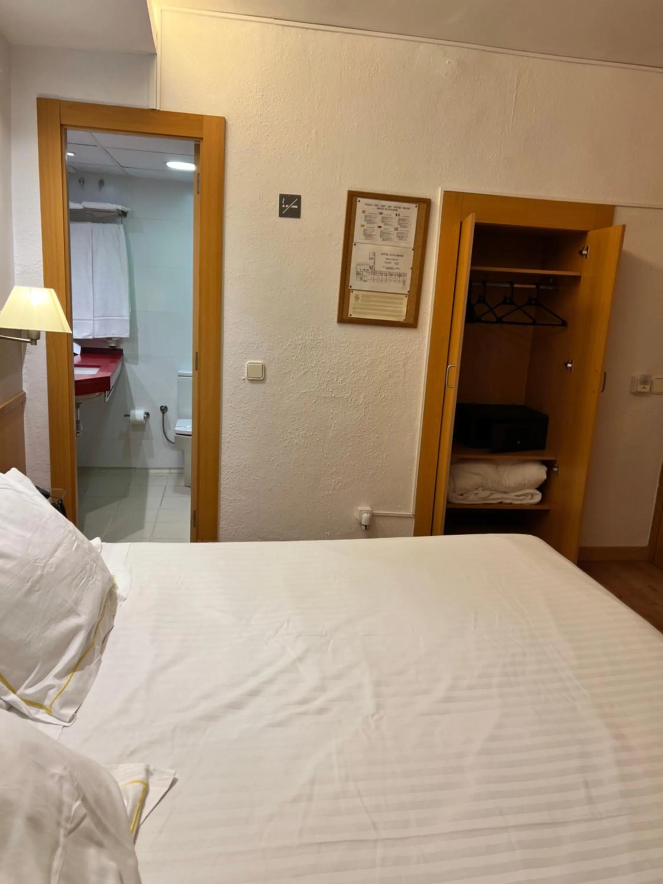 Photo of the whole room, Bed in Platjador