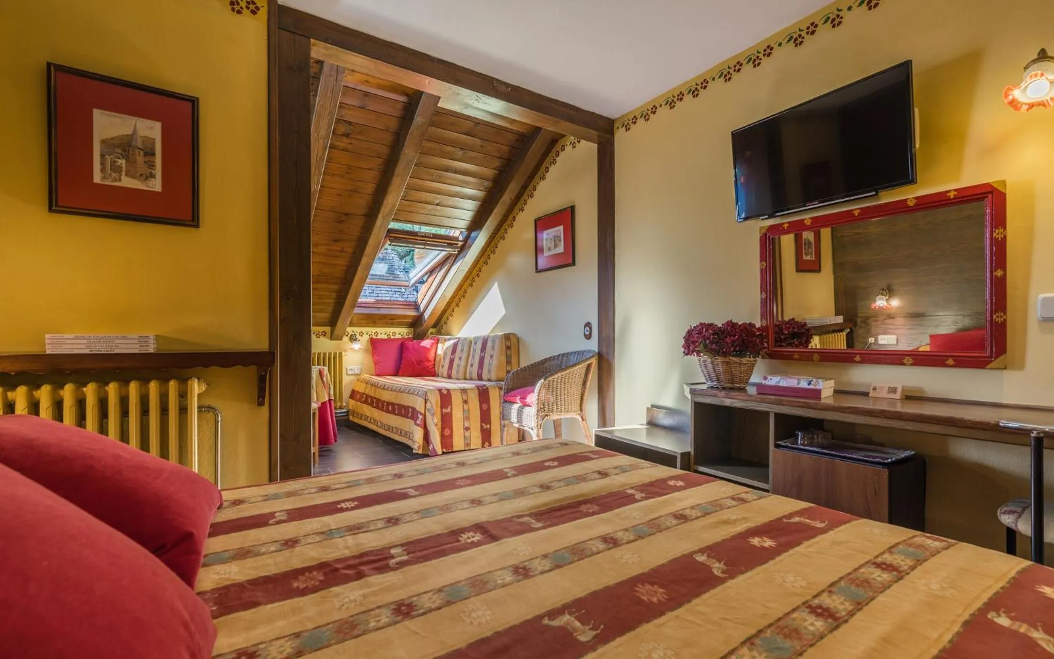 Communal lounge/ TV room, Bed in Hotel Aran La Abuela