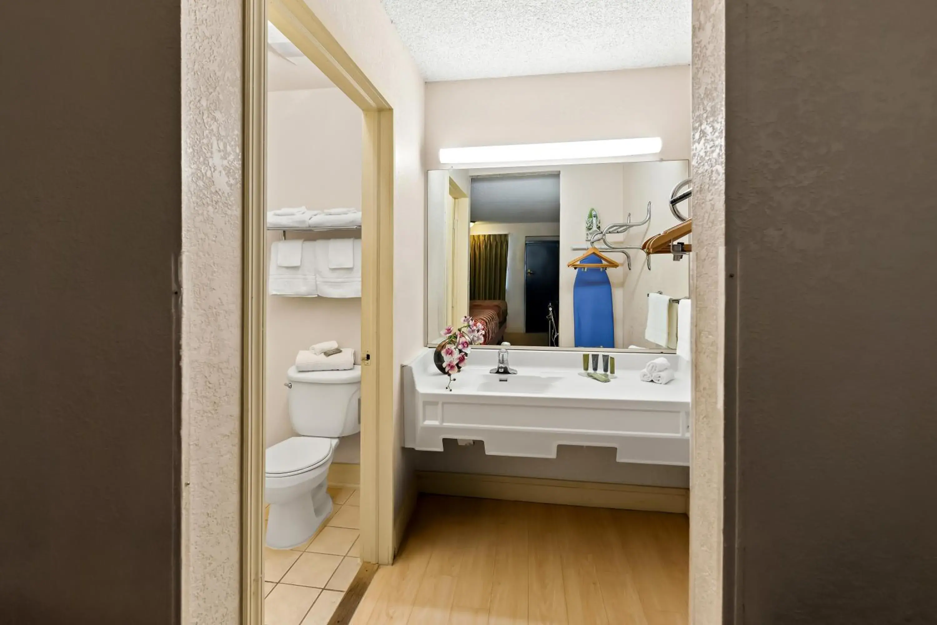 Family Room in Bellmawr Economy Inn Bellmawr-Philadelphia Area Family Room in Bellmawr Economy Inn Bellmawr-Philadelphia Area