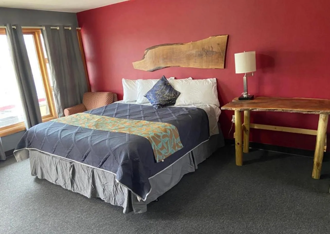 Bed in Tri-State Wood Inn