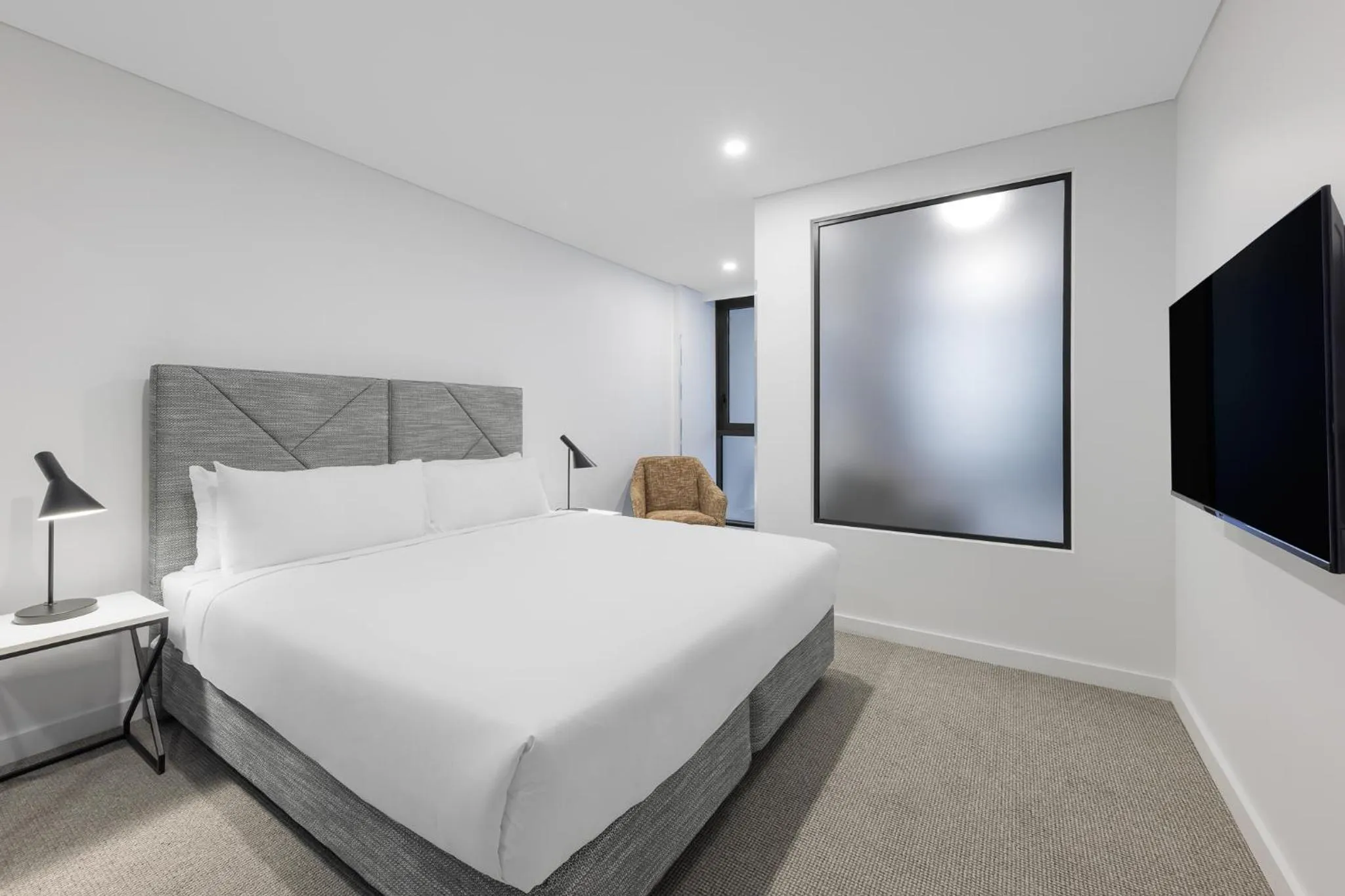 Bedroom, Bed in Meriton Suites Canberra