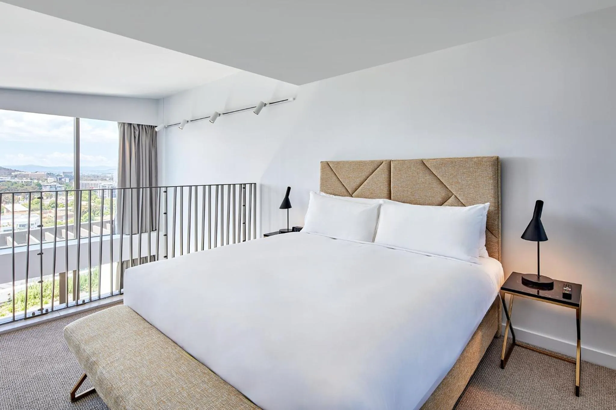 Bedroom, Bed in Meriton Suites Canberra