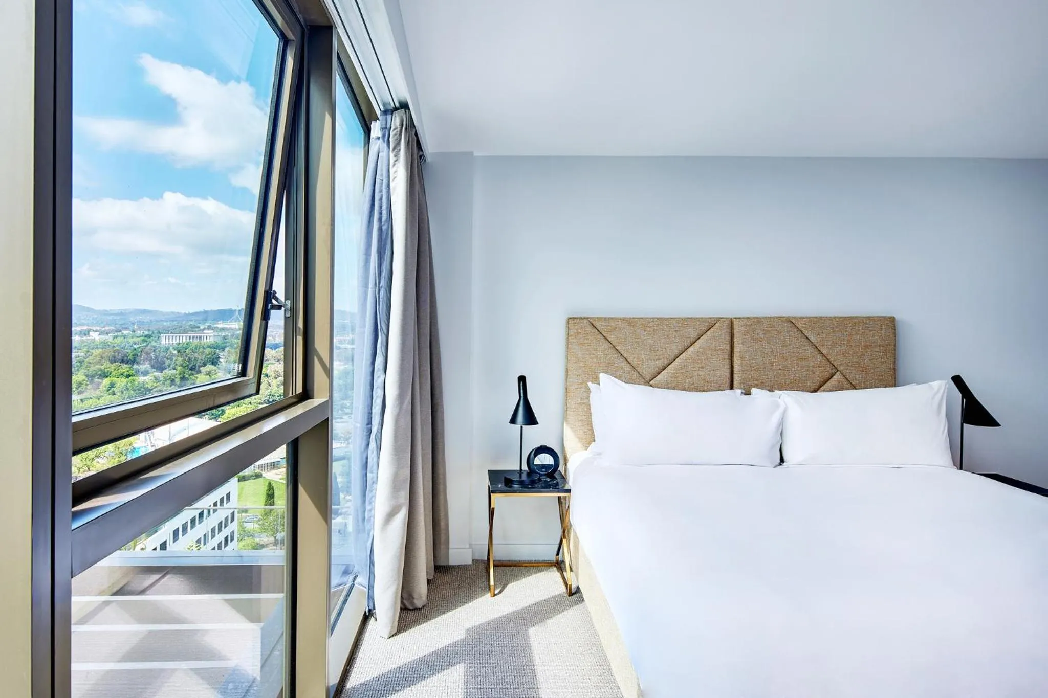 Bedroom, Bed in Meriton Suites Canberra