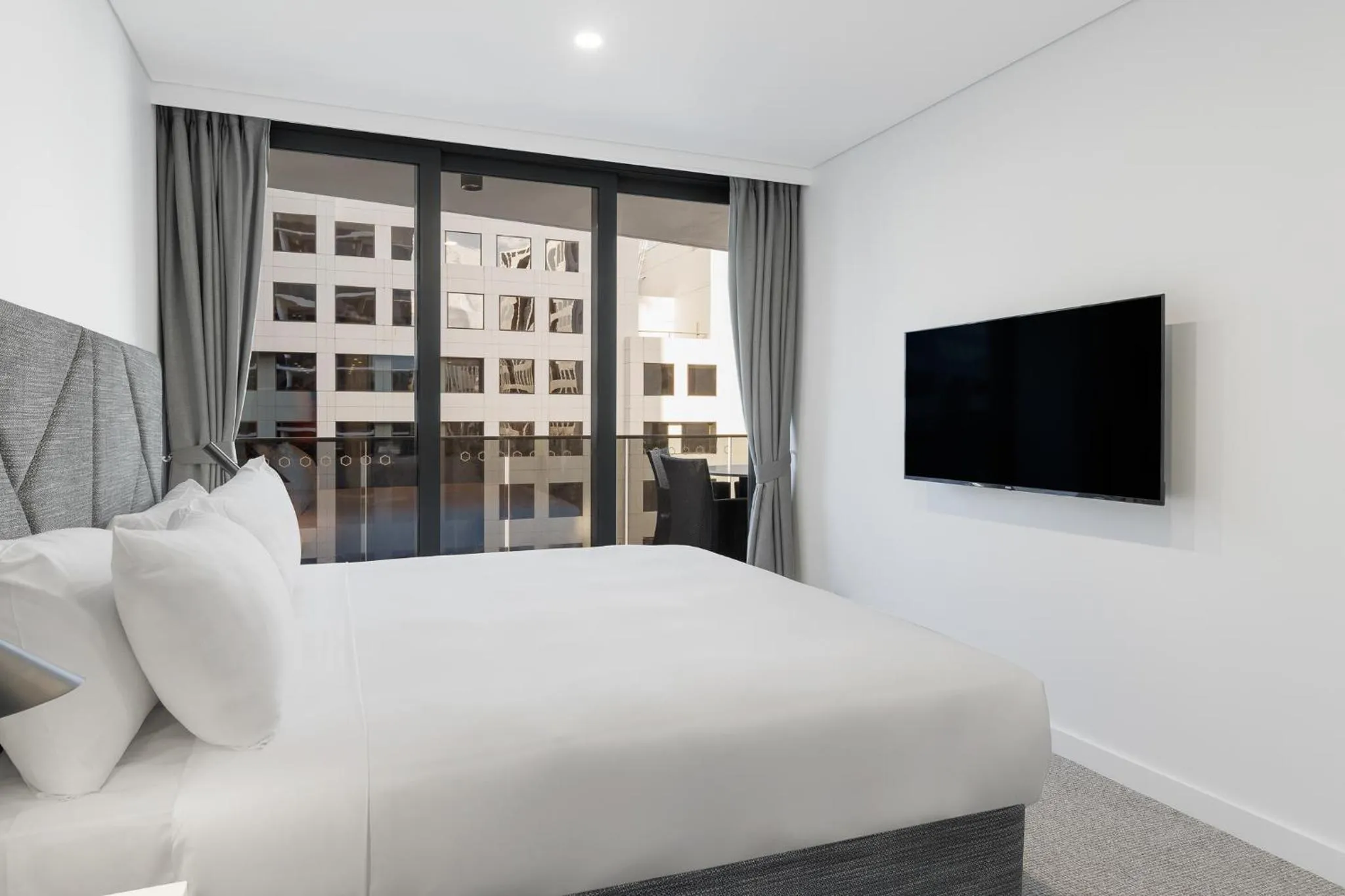 Bedroom, Bed in Meriton Suites Canberra
