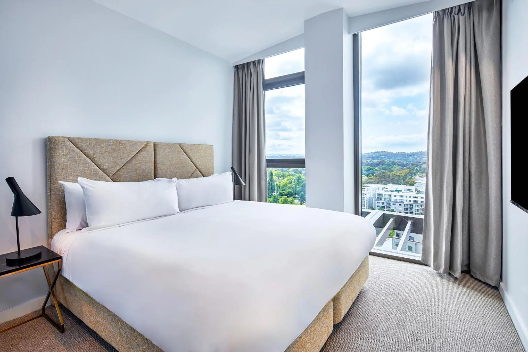 Bedroom, Bed in Meriton Suites Canberra