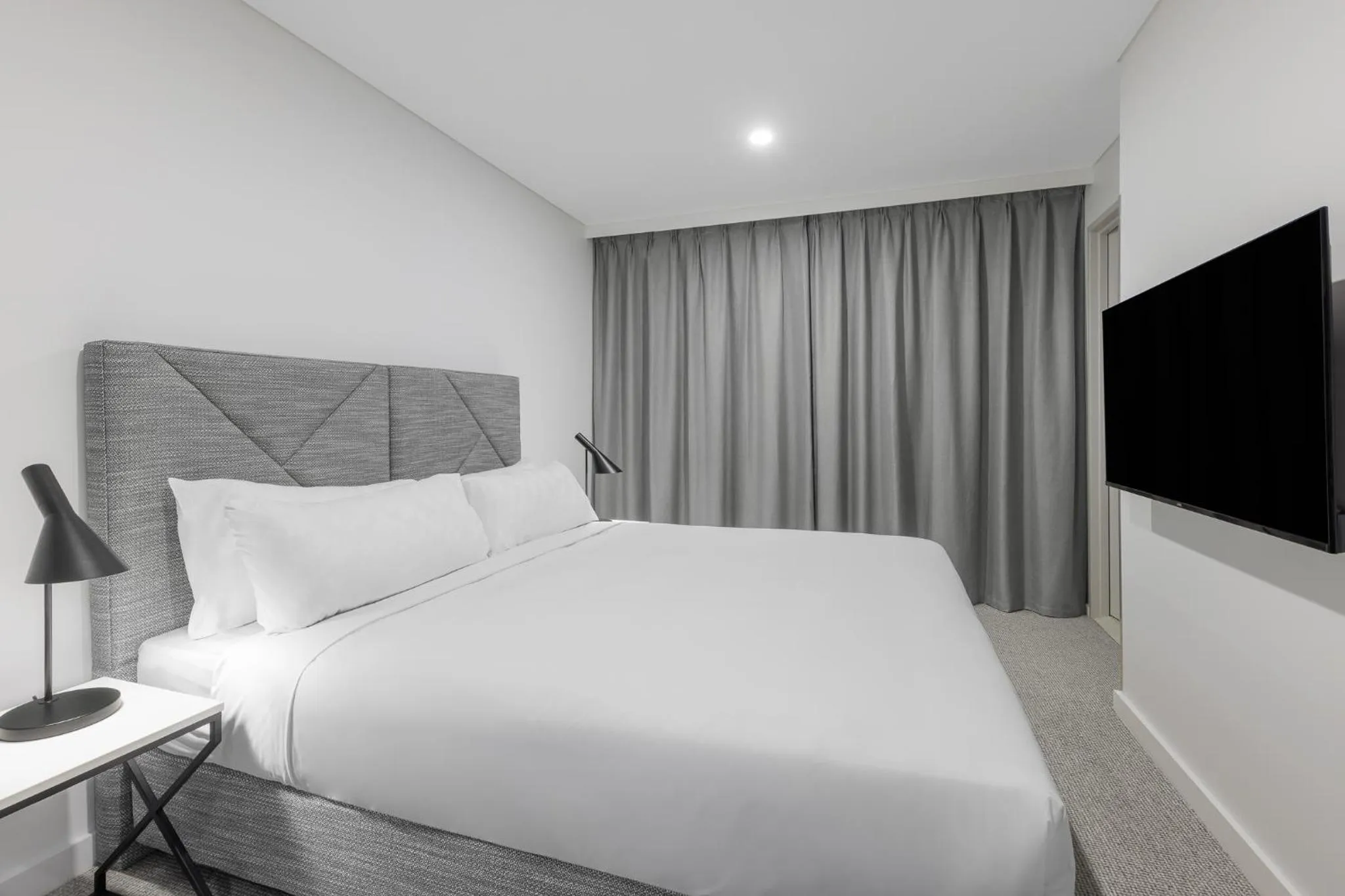 Bedroom, Bed in Meriton Suites Canberra
