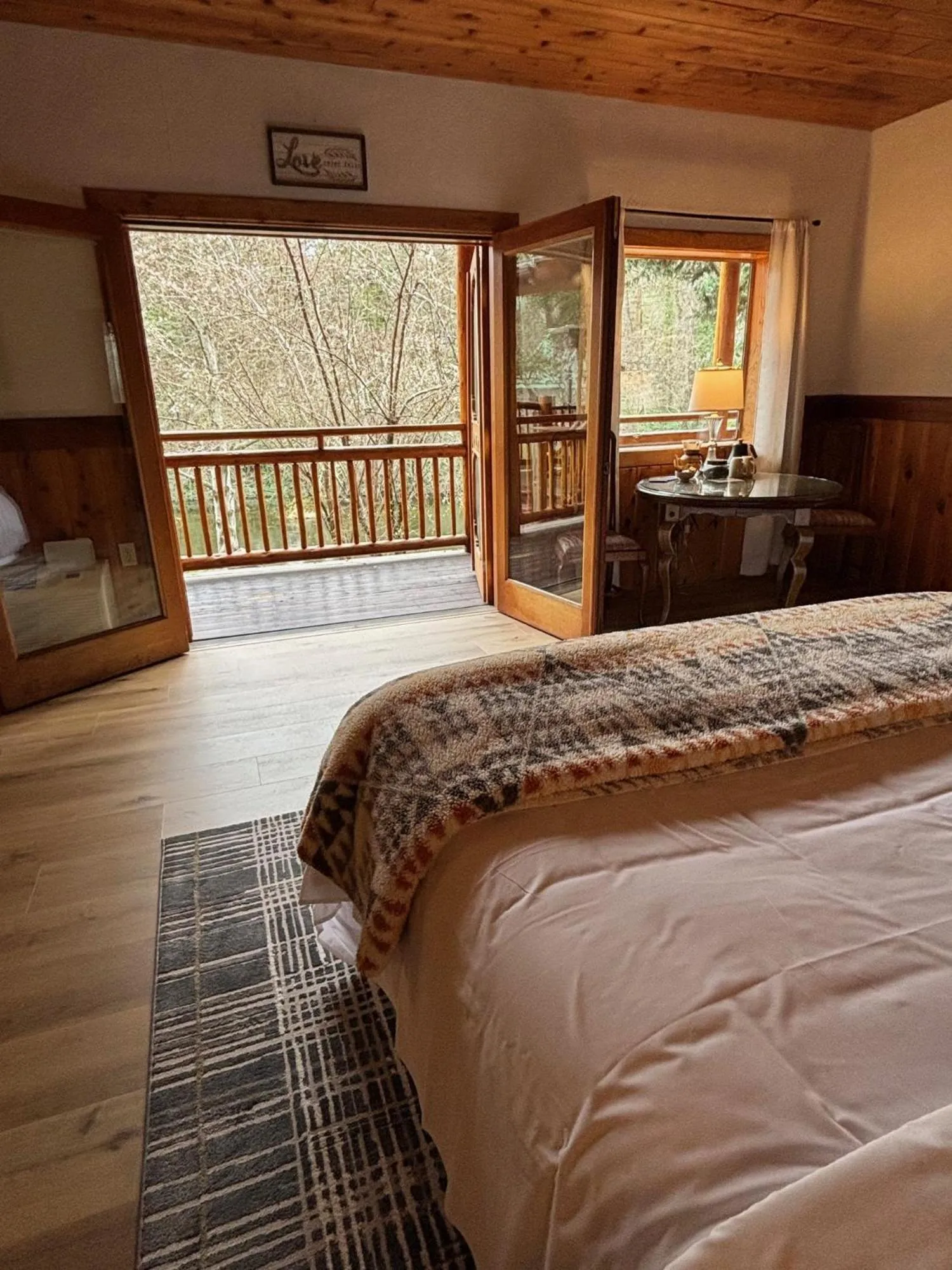 Bed in The Lindsay Lodge