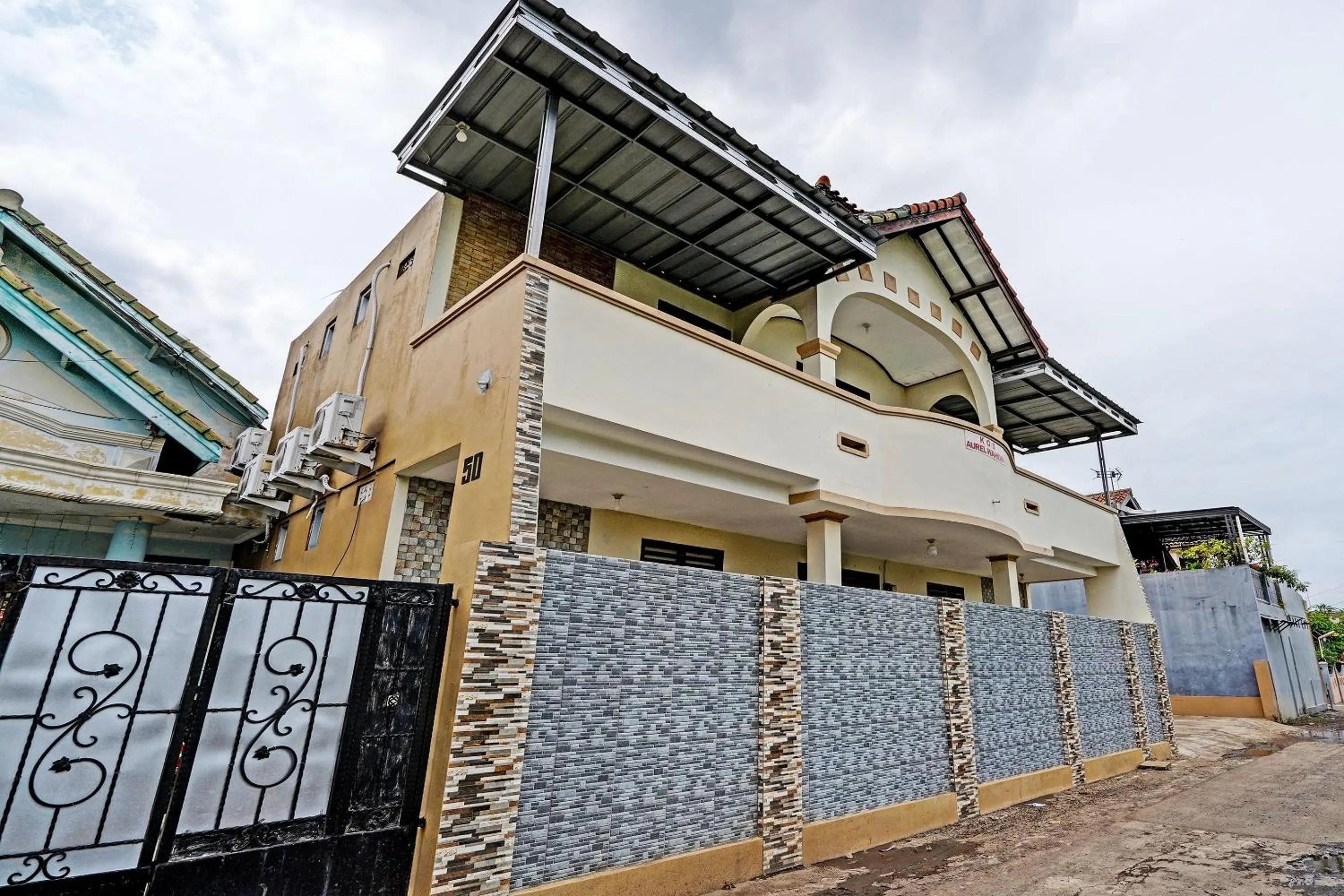 Facade/entrance in OYO 92062 Pondok Aurel Wahidin