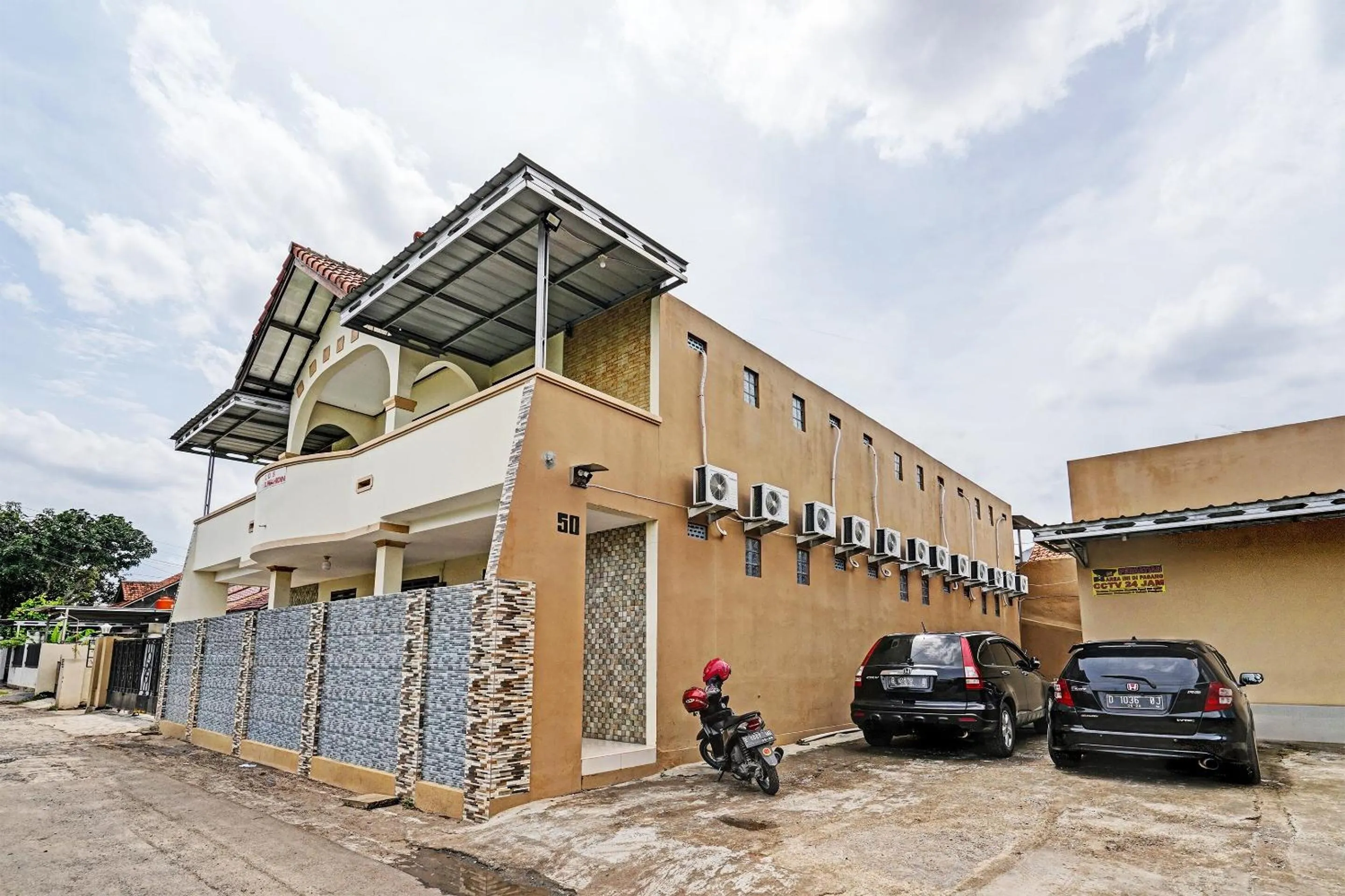 Facade/entrance in OYO 92062 Pondok Aurel Wahidin