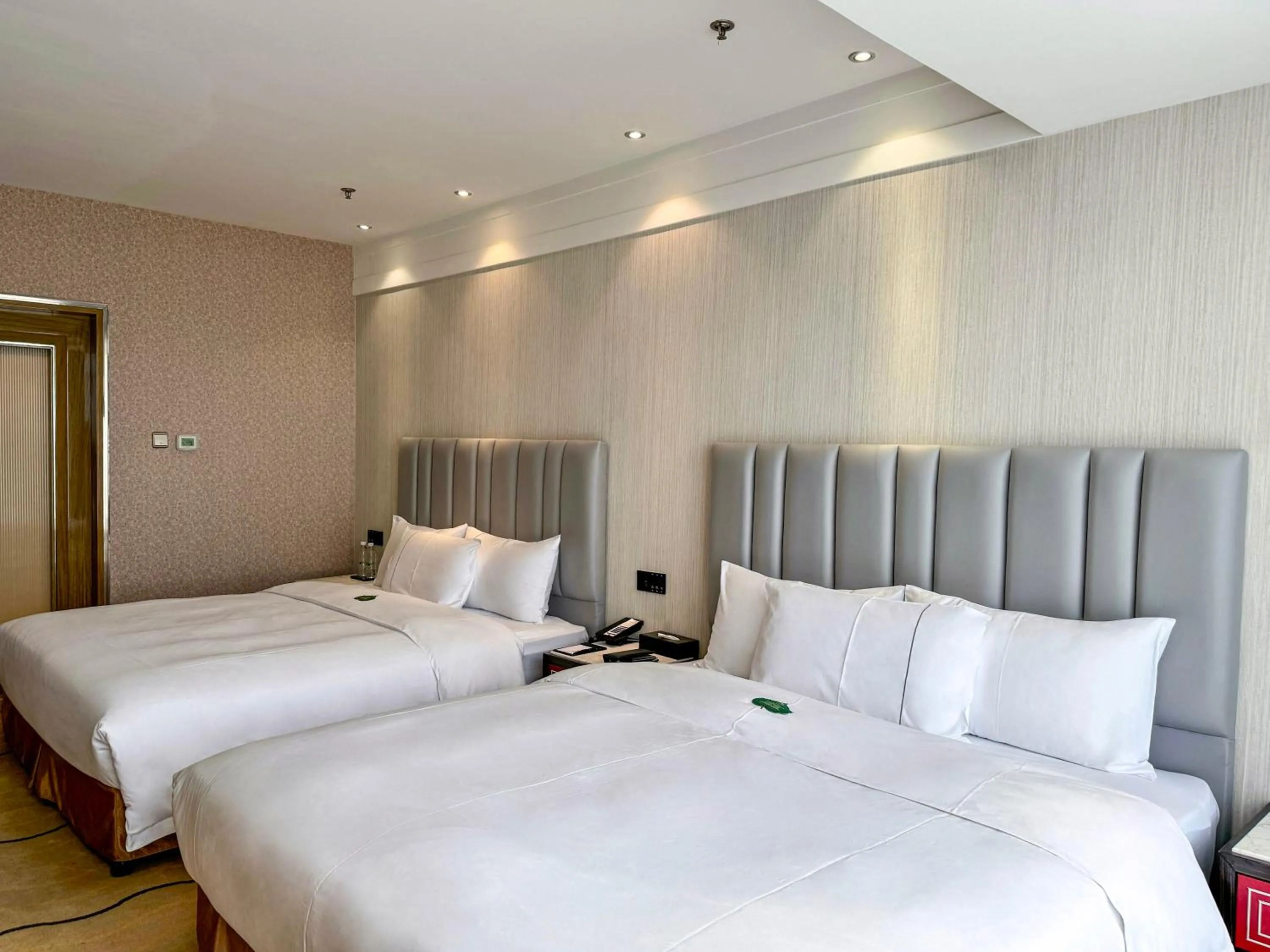 Bed in Suning Universal Hotel ALL-SUITES
