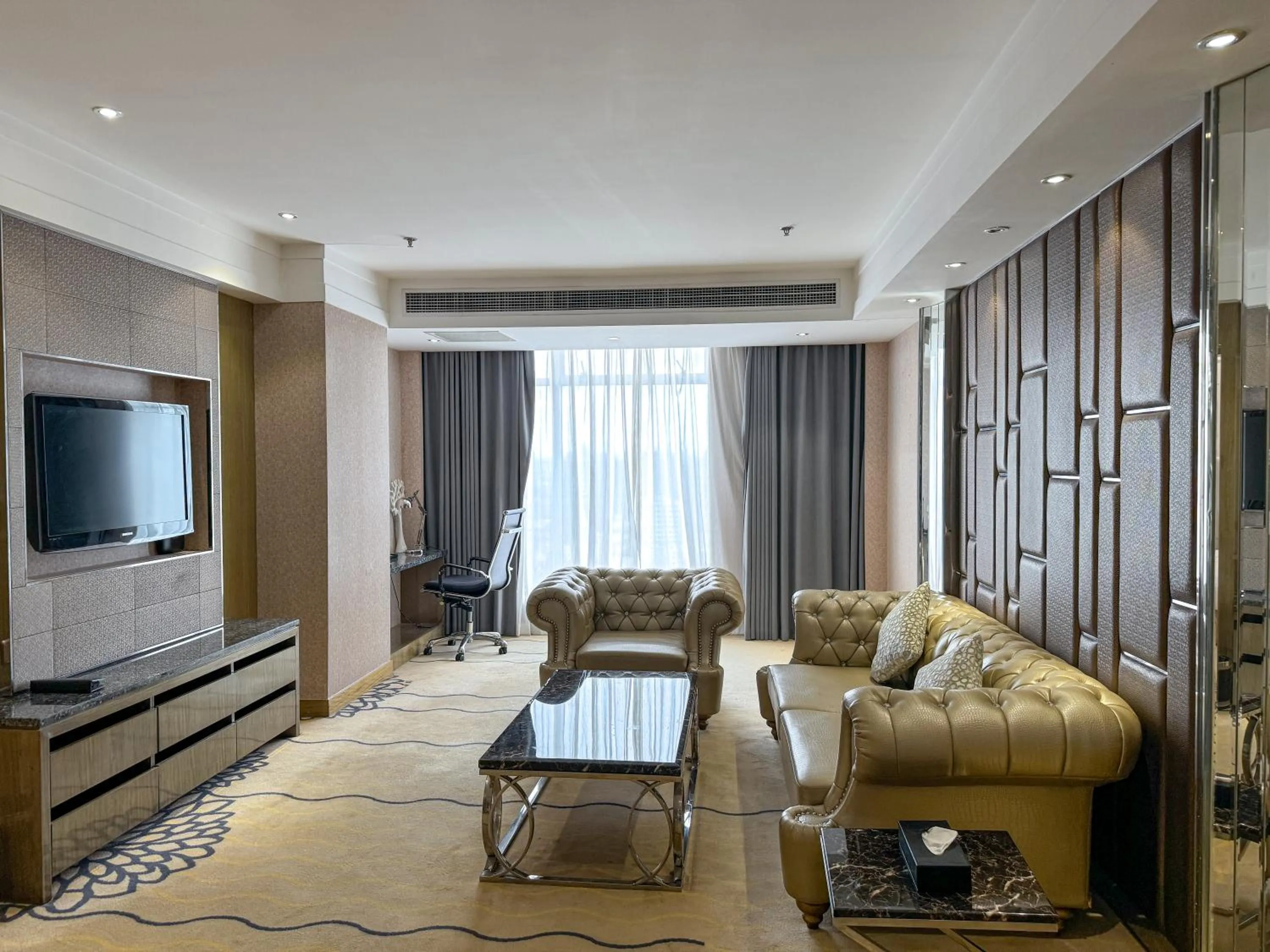 TV and multimedia in Suning Universal Hotel ALL-SUITES