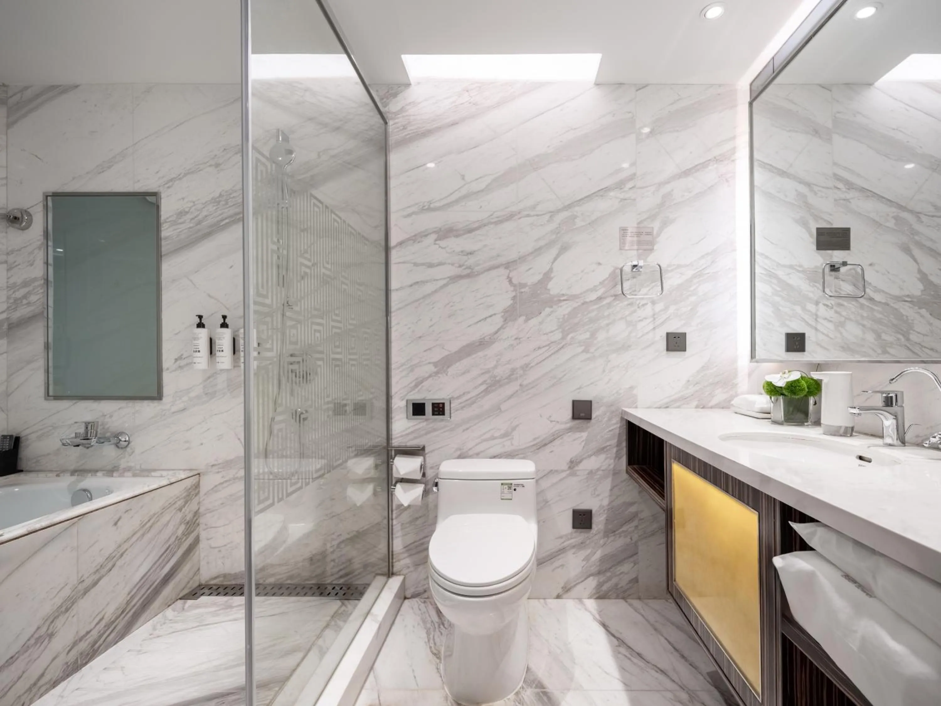 Toilet in Suning Universal Hotel ALL-SUITES