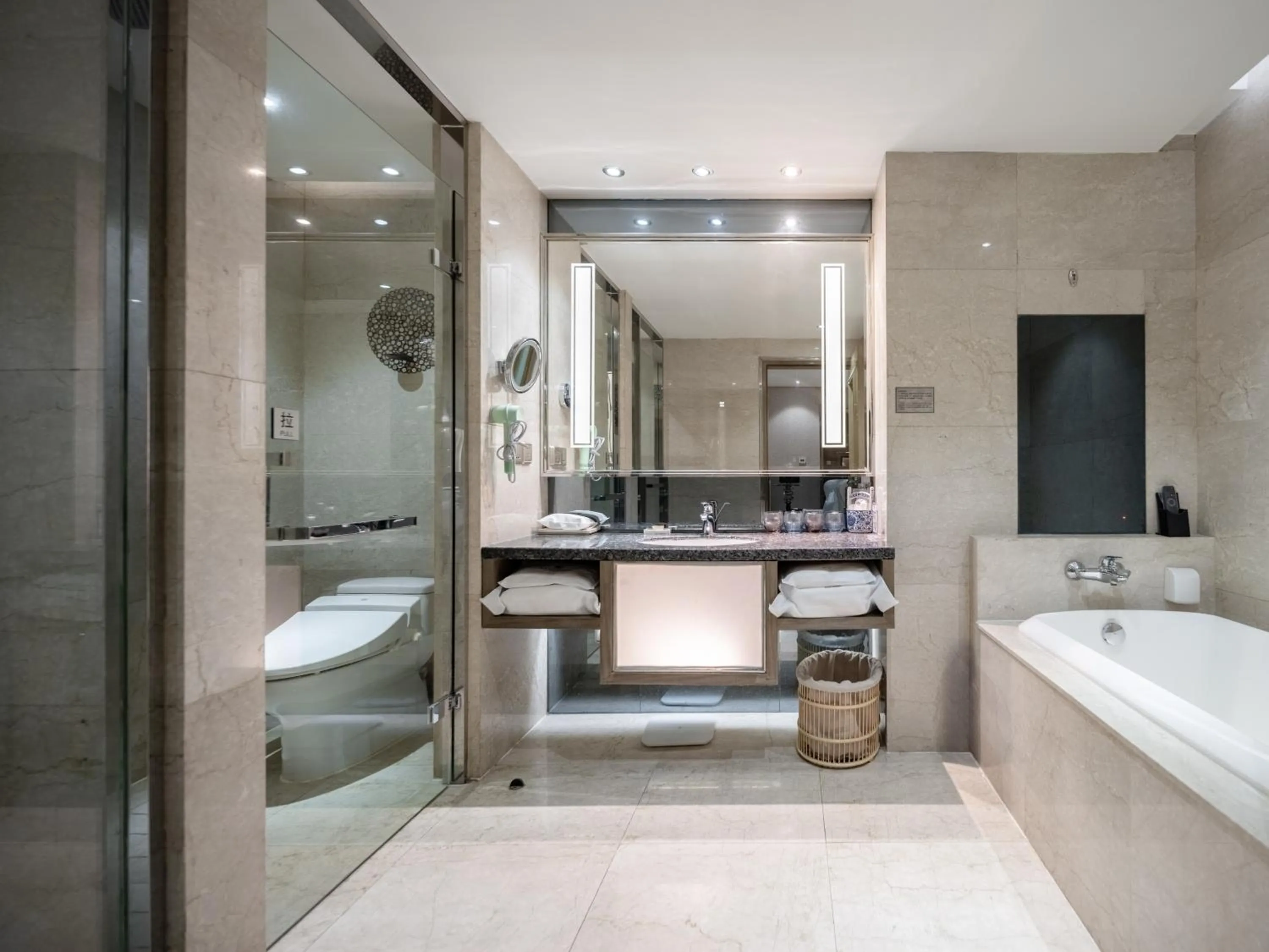 Shower in Suning Universal Hotel ALL-SUITES