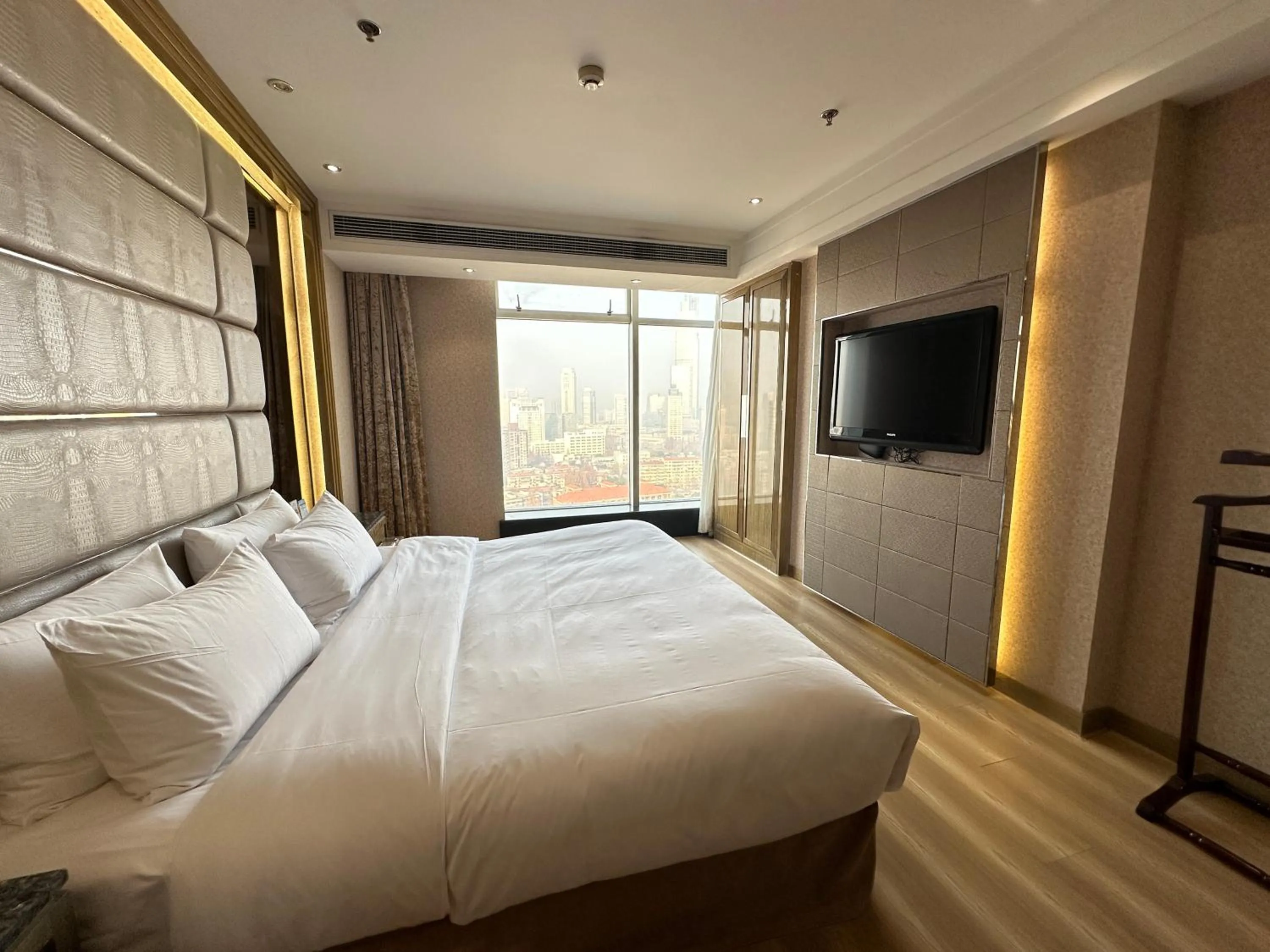 Bed in Suning Universal Hotel ALL-SUITES