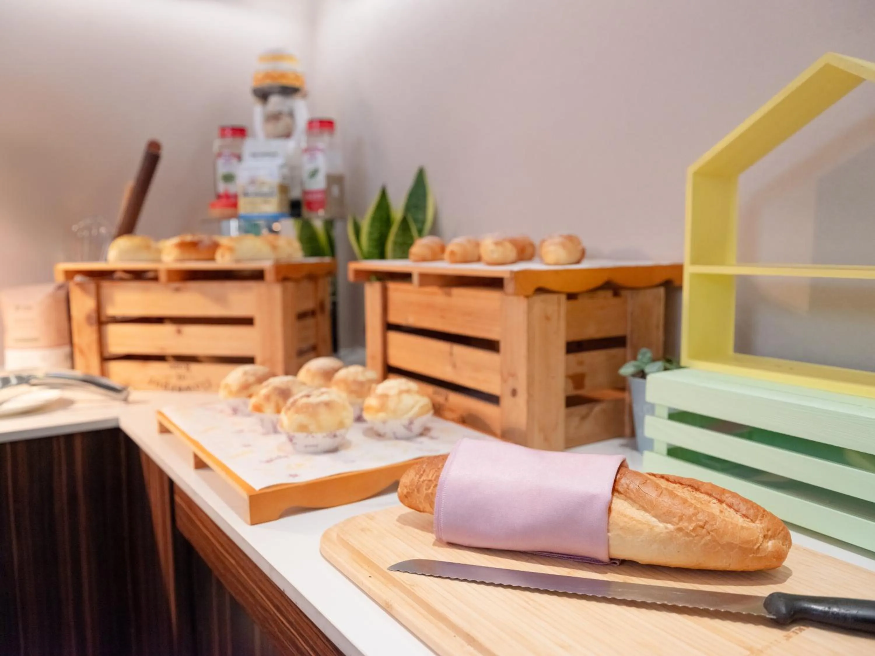 Restaurant/places to eat in Suning Universal Hotel ALL-SUITES