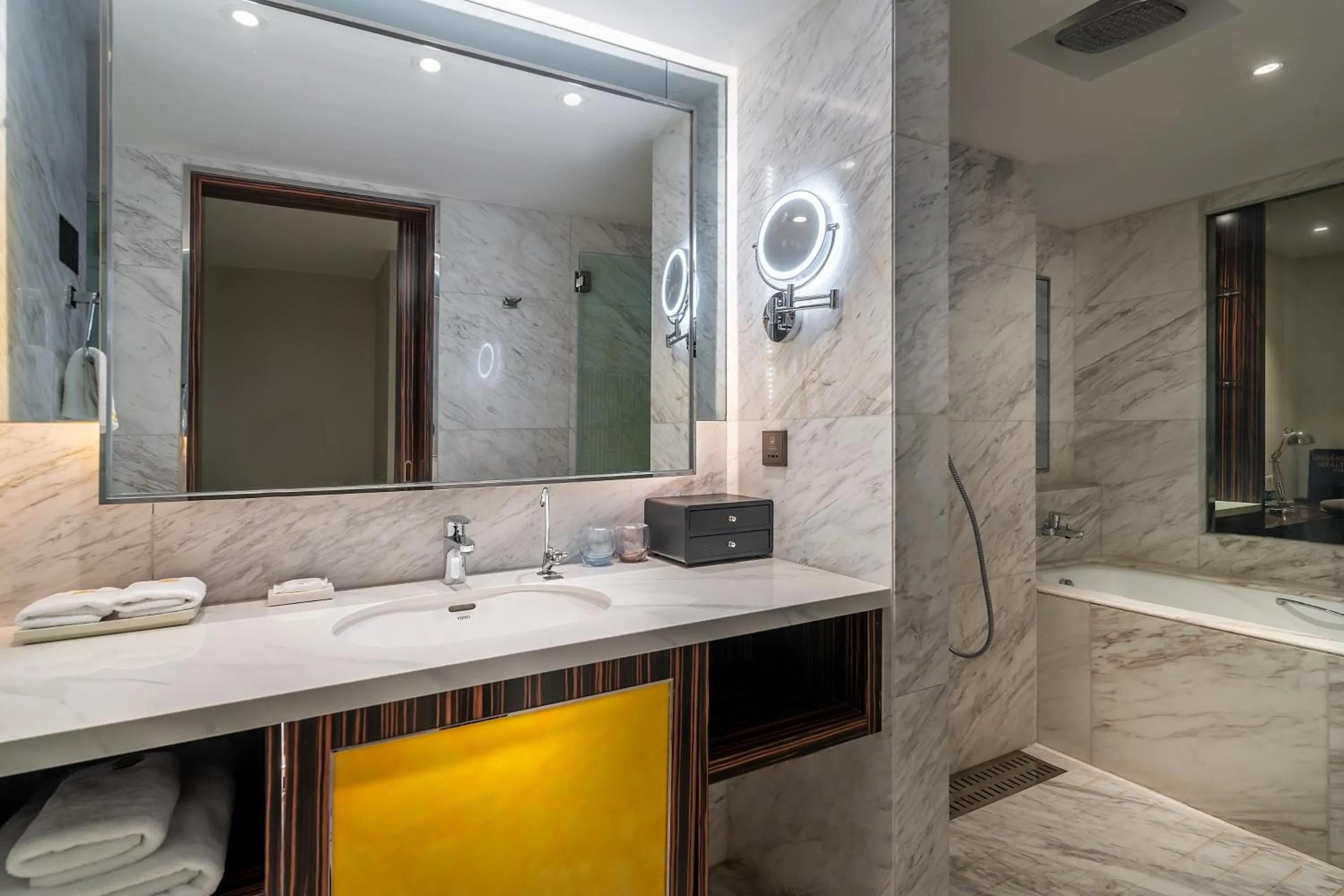 Shower in Suning Universal Hotel ALL-SUITES