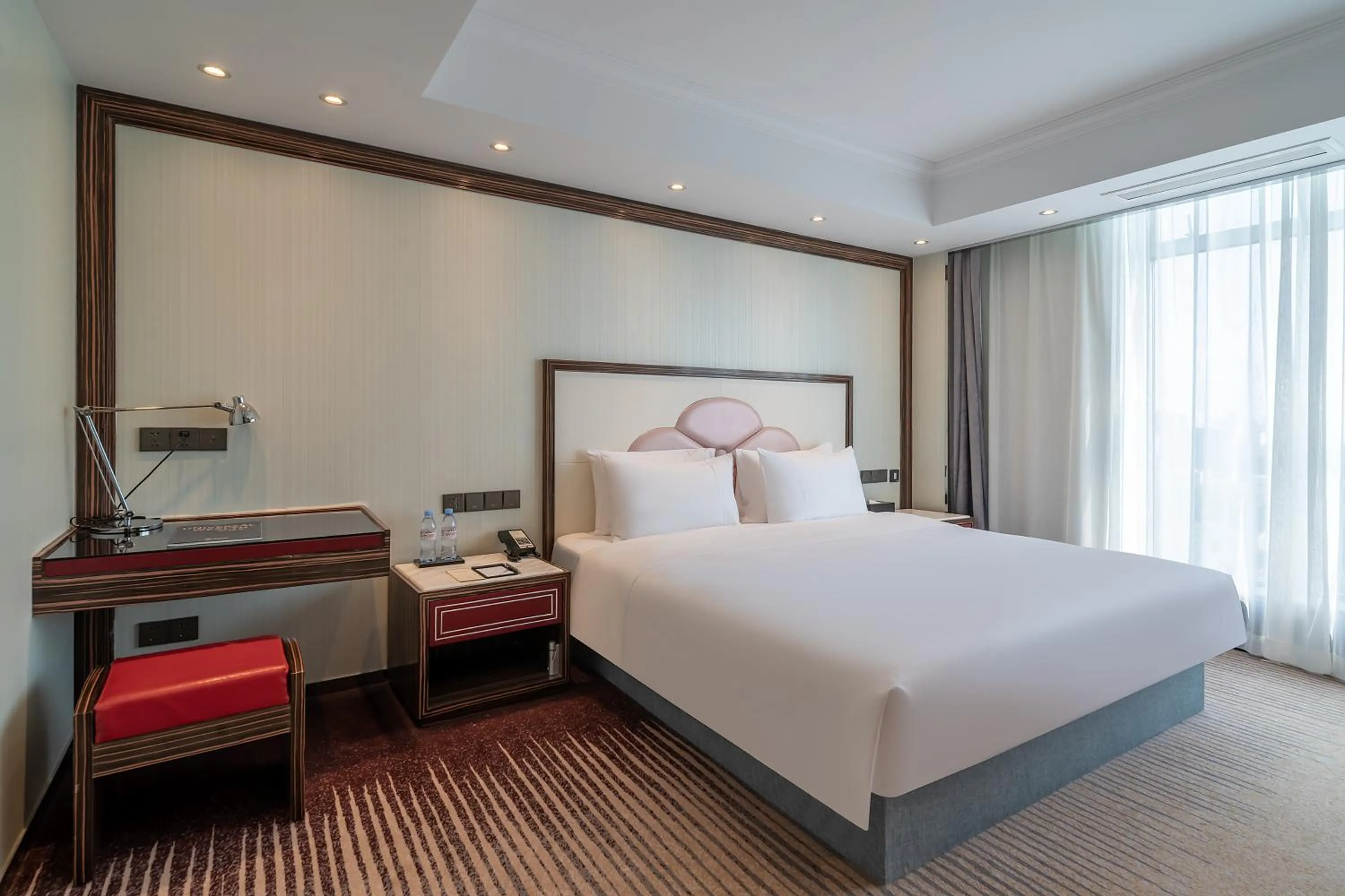 Bed in Suning Universal Hotel ALL-SUITES