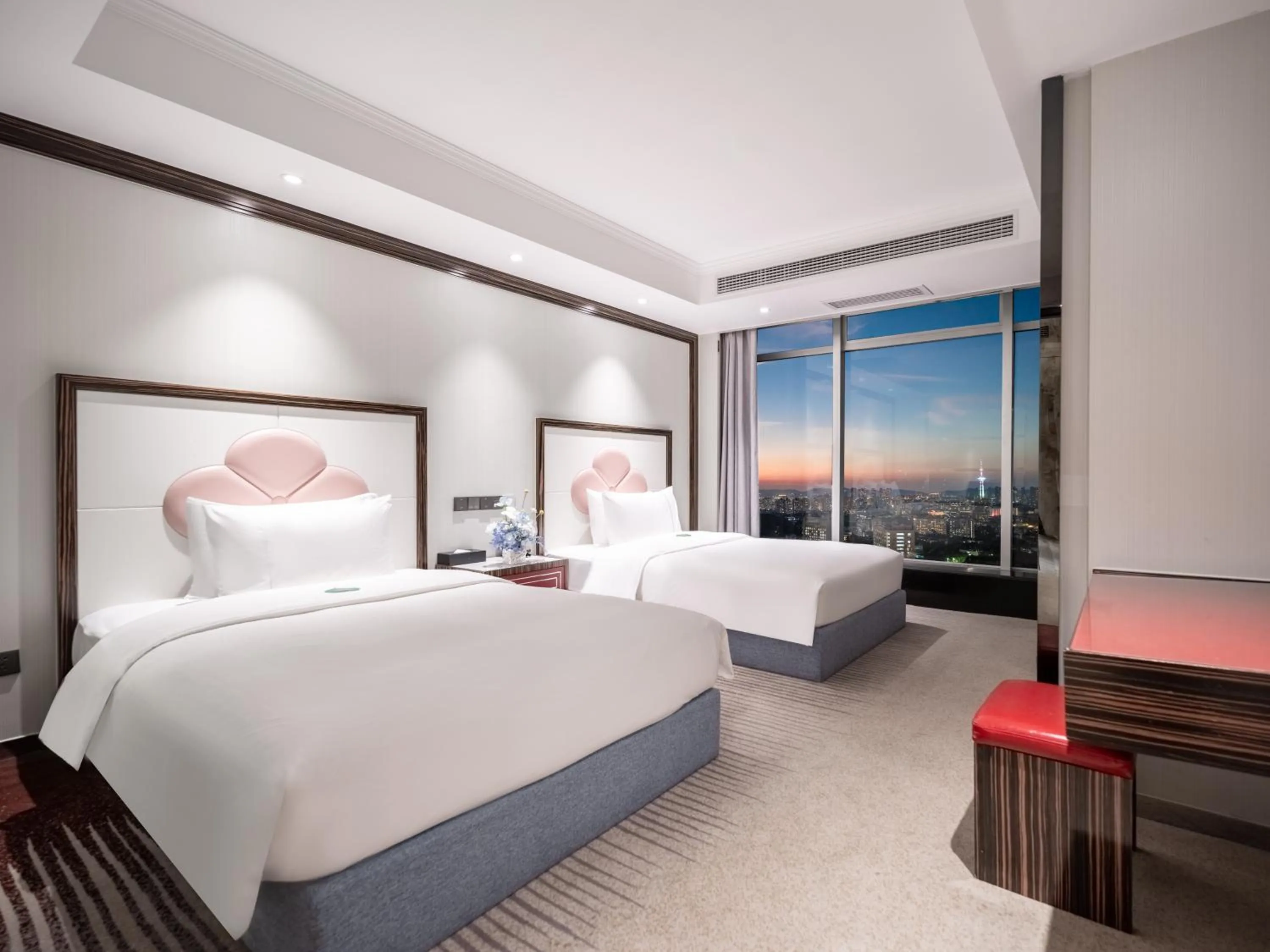 Bed in Suning Universal Hotel ALL-SUITES