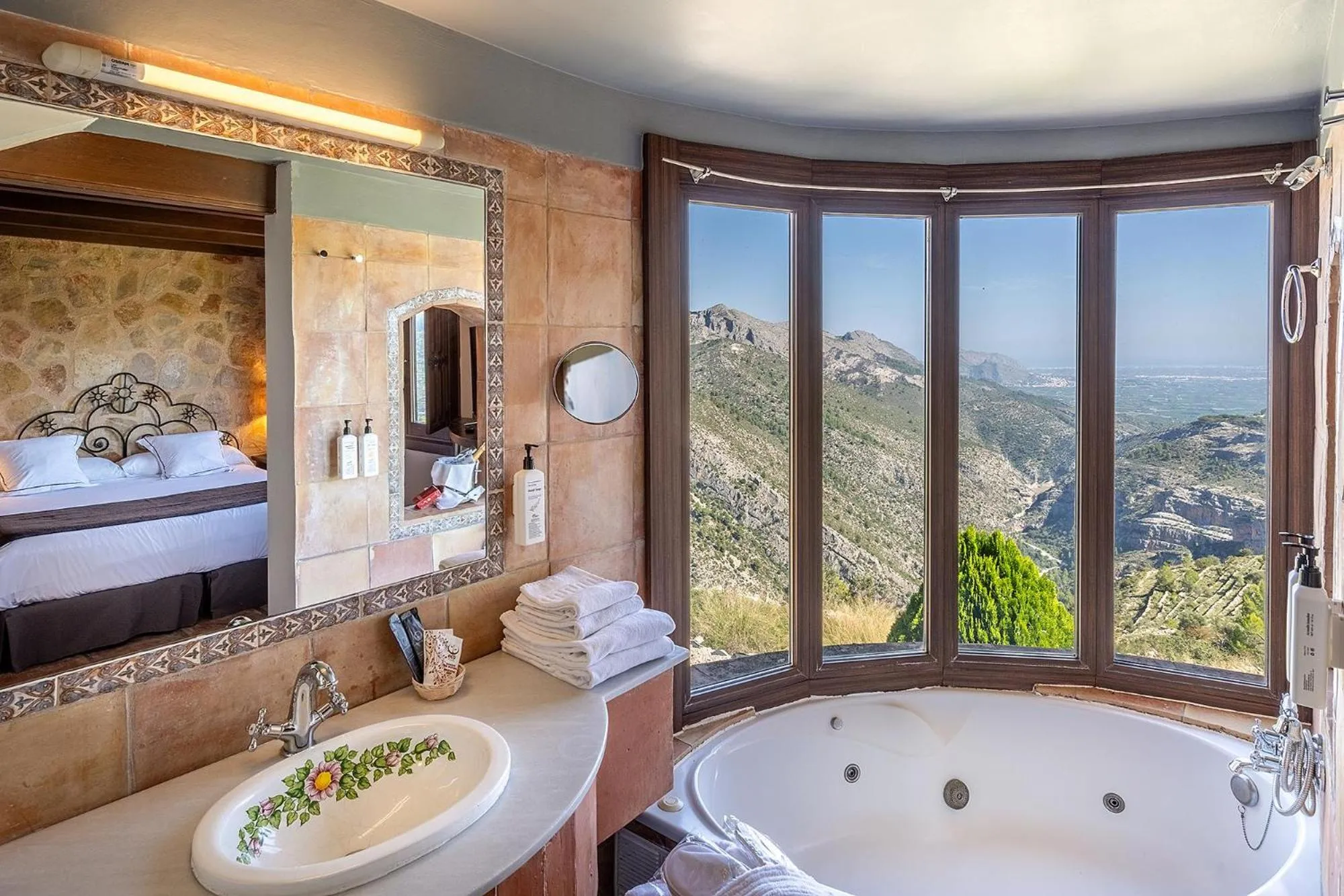 Bathroom in Hotel Alahuar