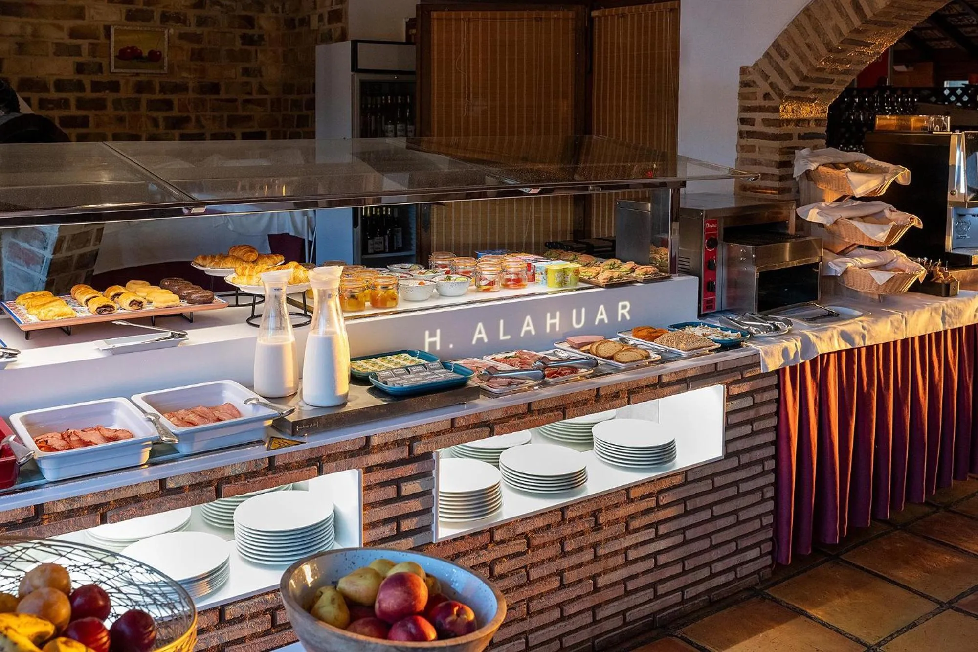 Restaurant/places to eat in Hotel Alahuar