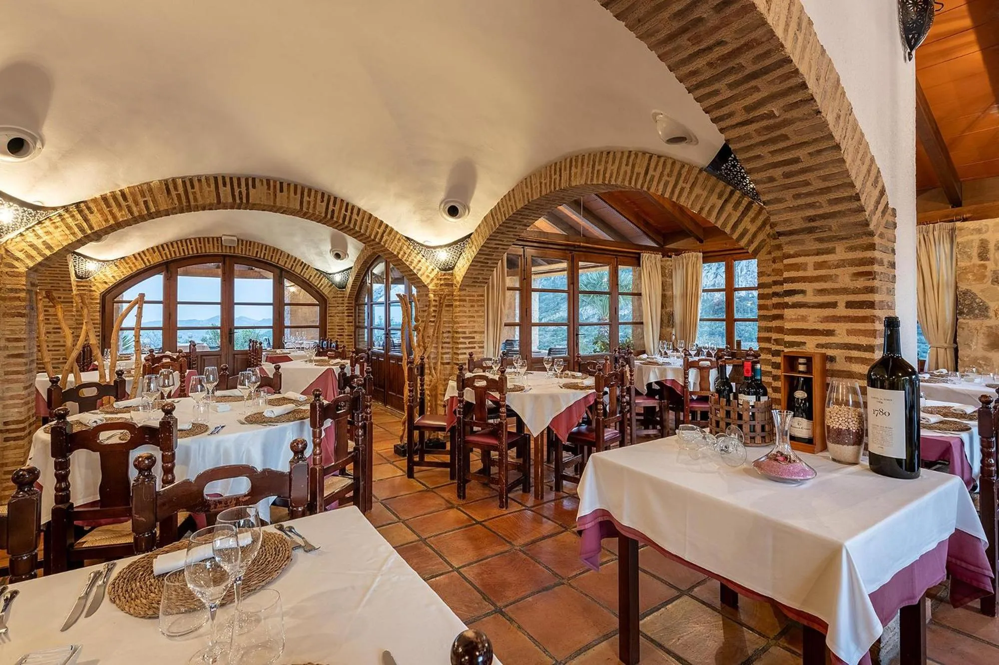 Restaurant/places to eat in Hotel Alahuar