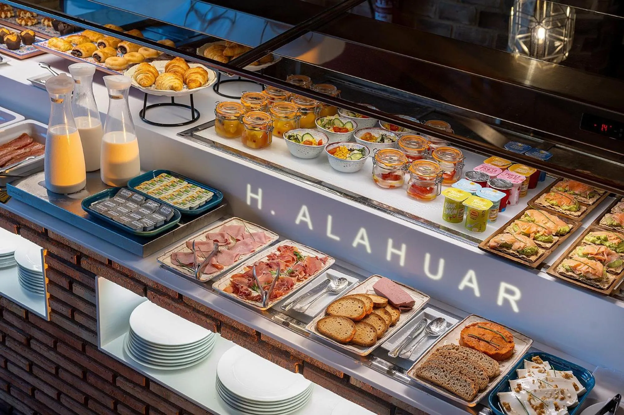 Restaurant/places to eat in Hotel Alahuar