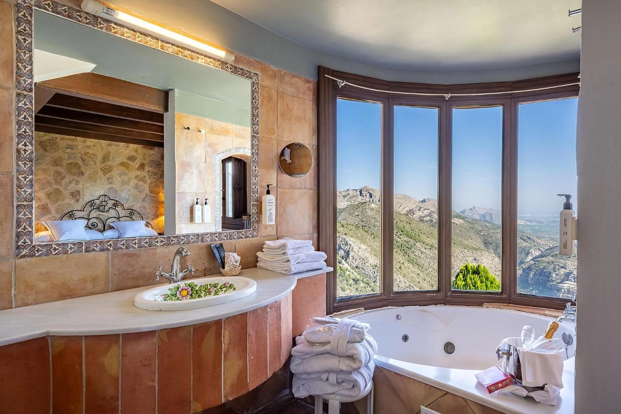 Bathroom in Hotel Alahuar