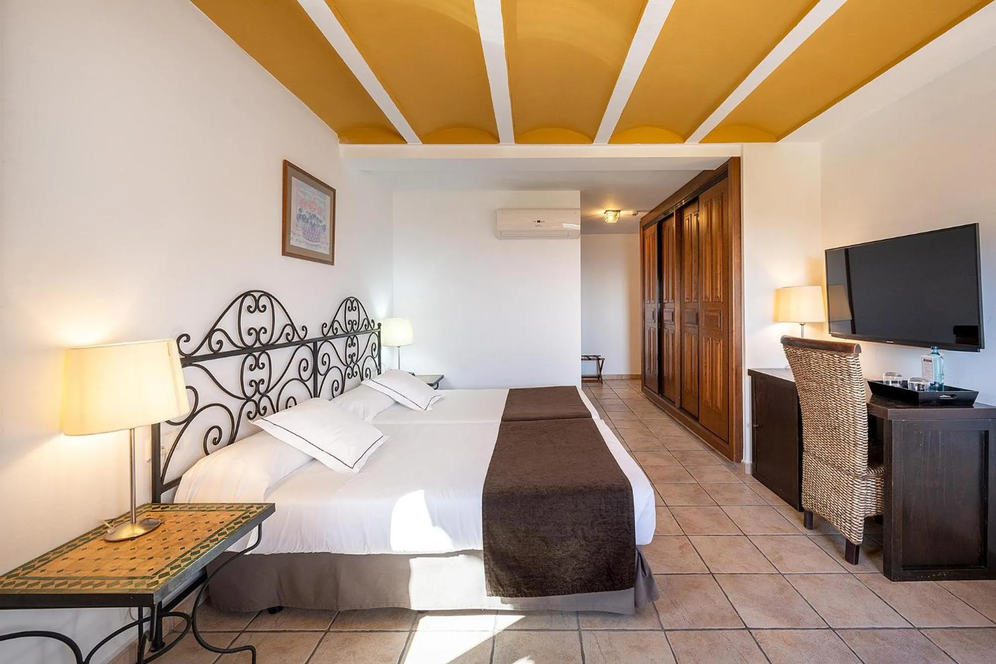 Photo of the whole room, Bed in Hotel Alahuar