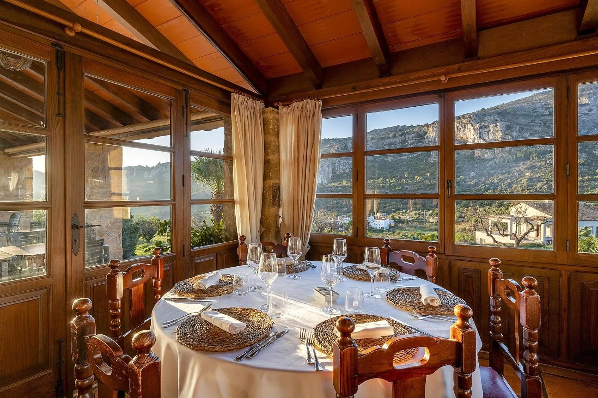 Restaurant/places to eat in Hotel Alahuar