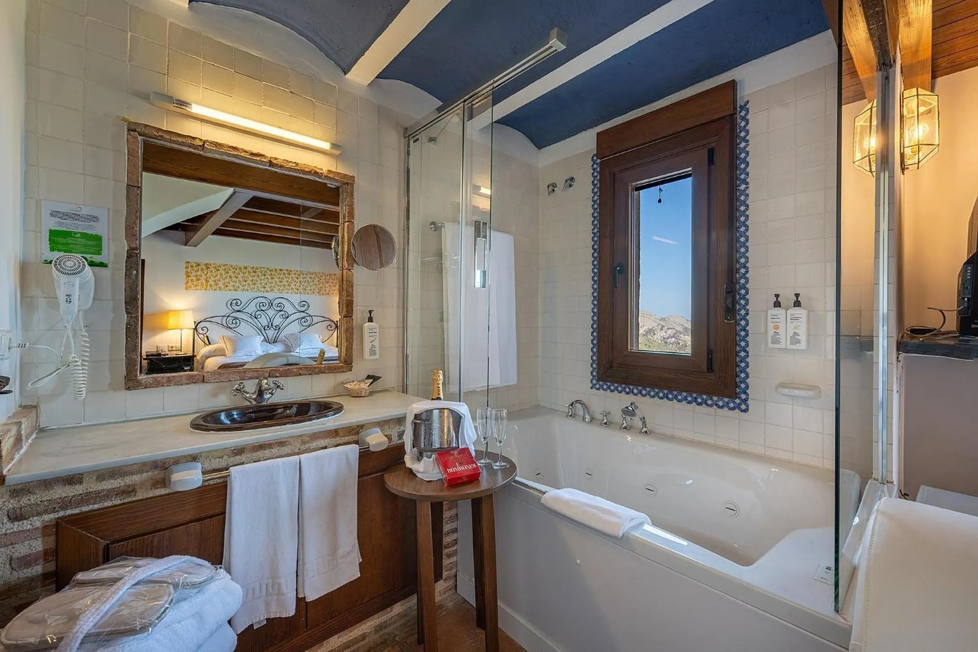 Bathroom in Hotel Alahuar