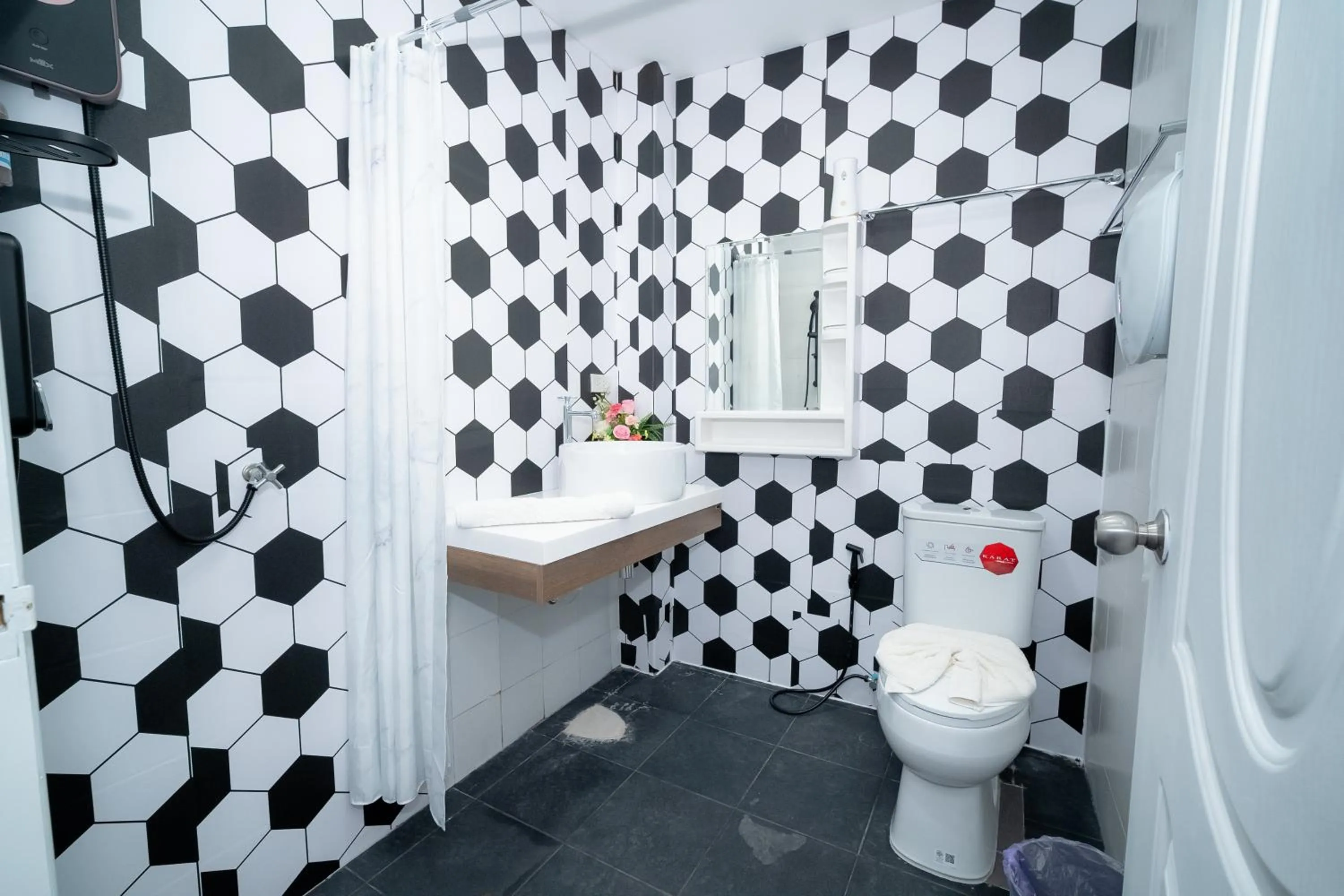 Toilet in ฺBaan Waru seaview villa