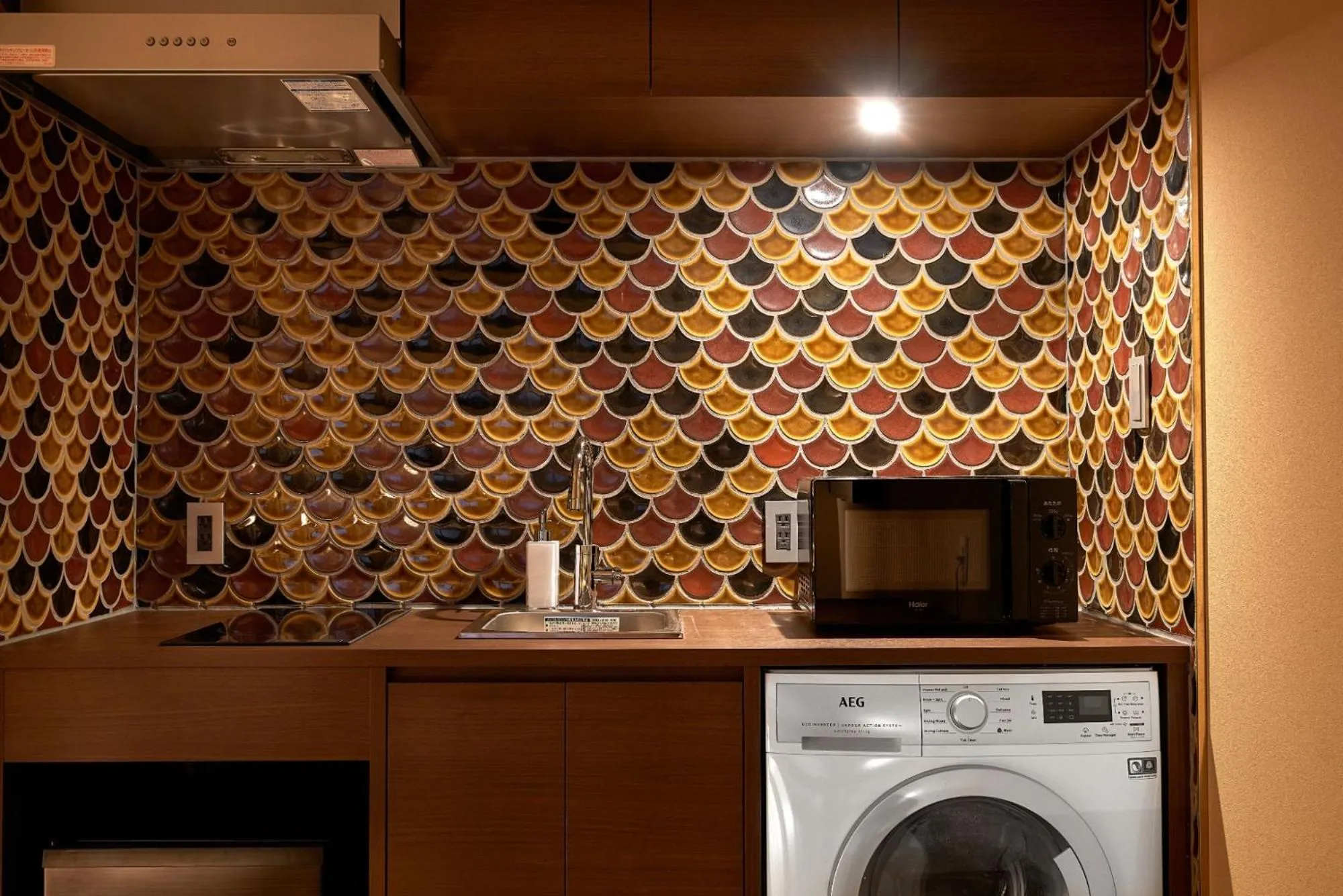 Kitchen or kitchenette, TV/Entertainment Center in eph KANAZAWA