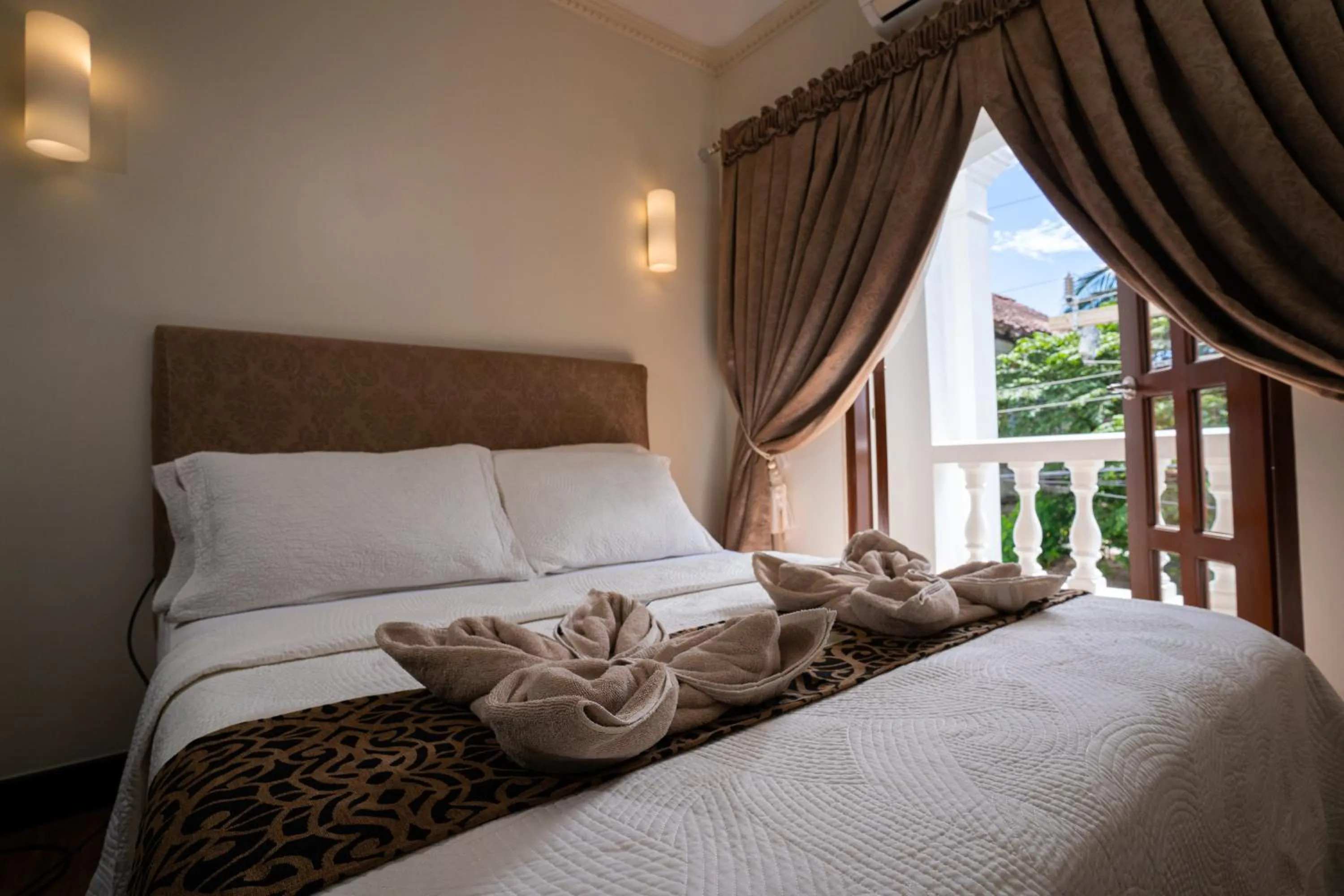 Balcony/Terrace, Bed in West Loch Park Hotel Vigan