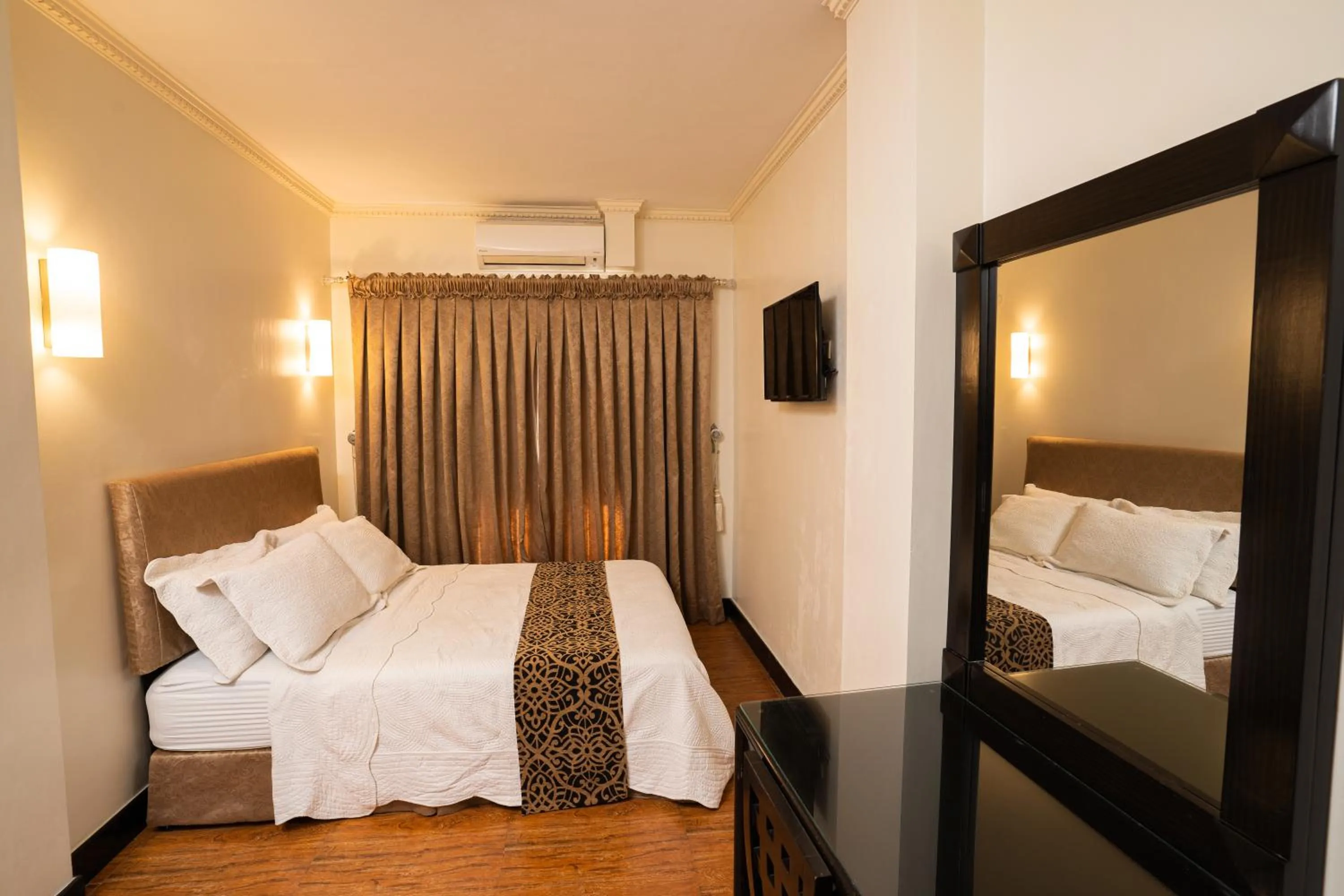 Photo of the whole room, Bed in West Loch Park Hotel Vigan