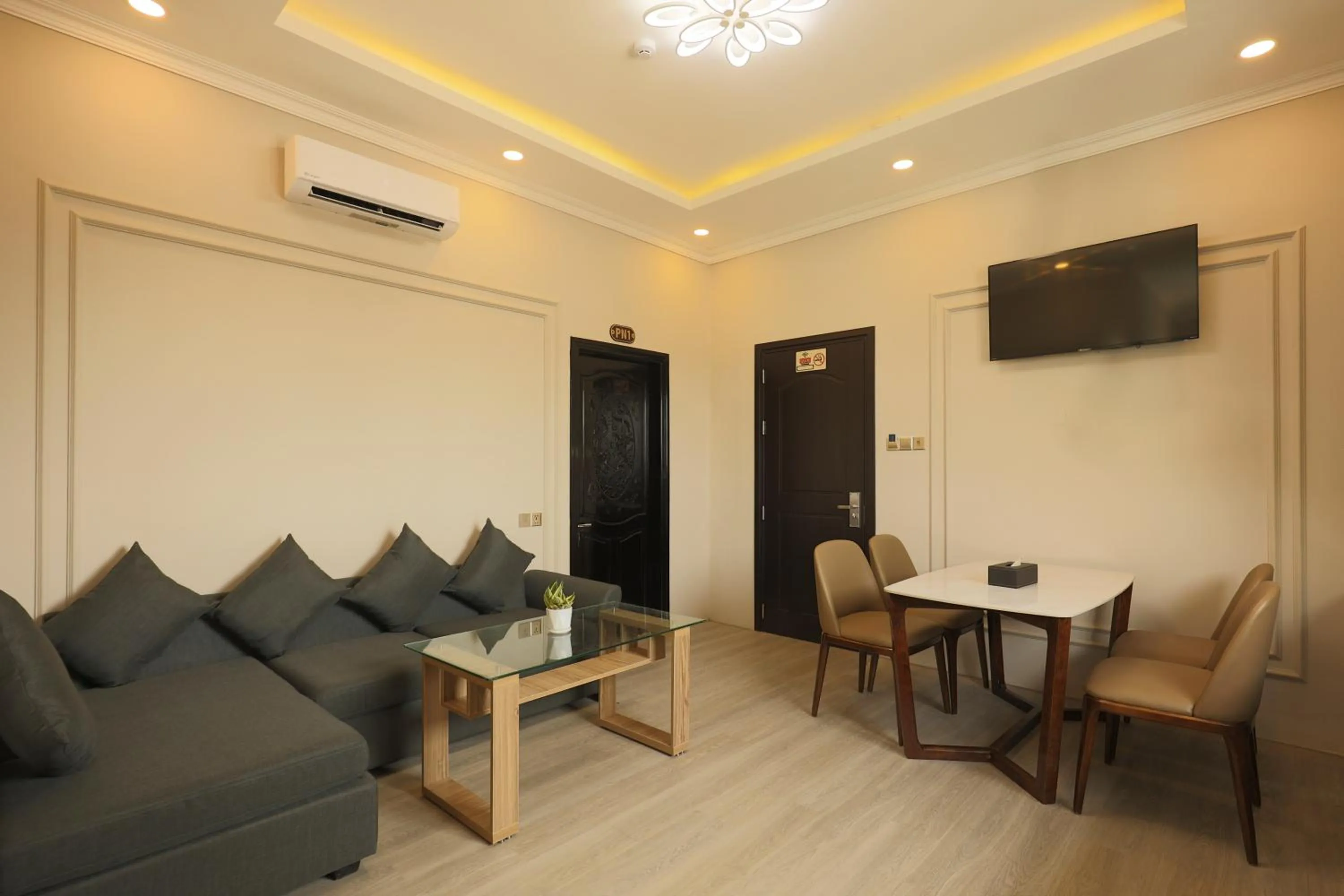 Communal lounge/ TV room in Phước Hưng 3 Hotel