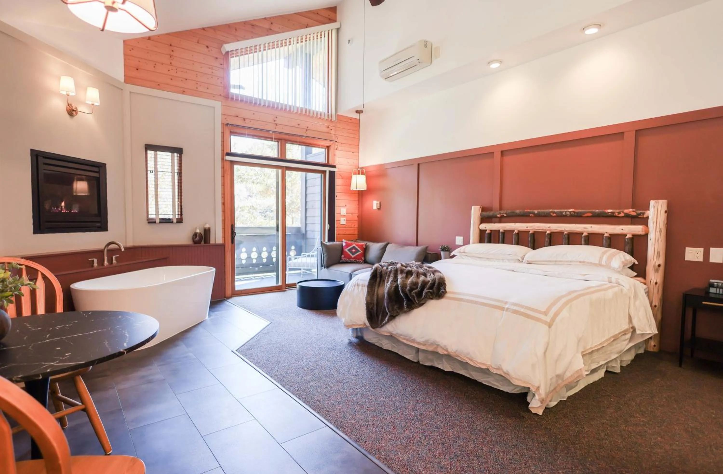 Bed in Outland Chalet & Suites Great Smoky Mountains