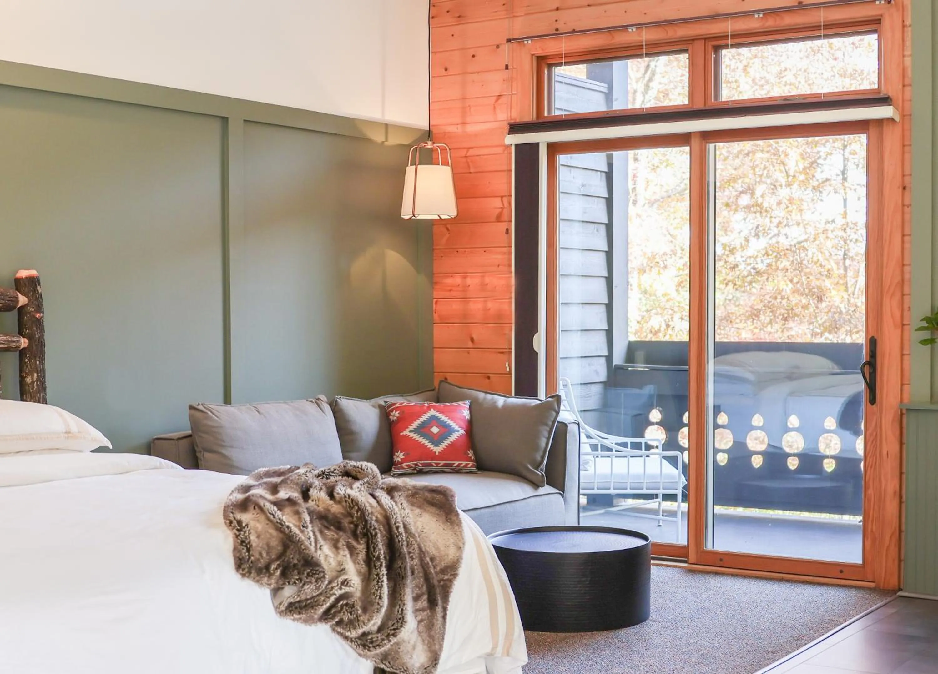 Bed in Outland Chalet & Suites Great Smoky Mountains