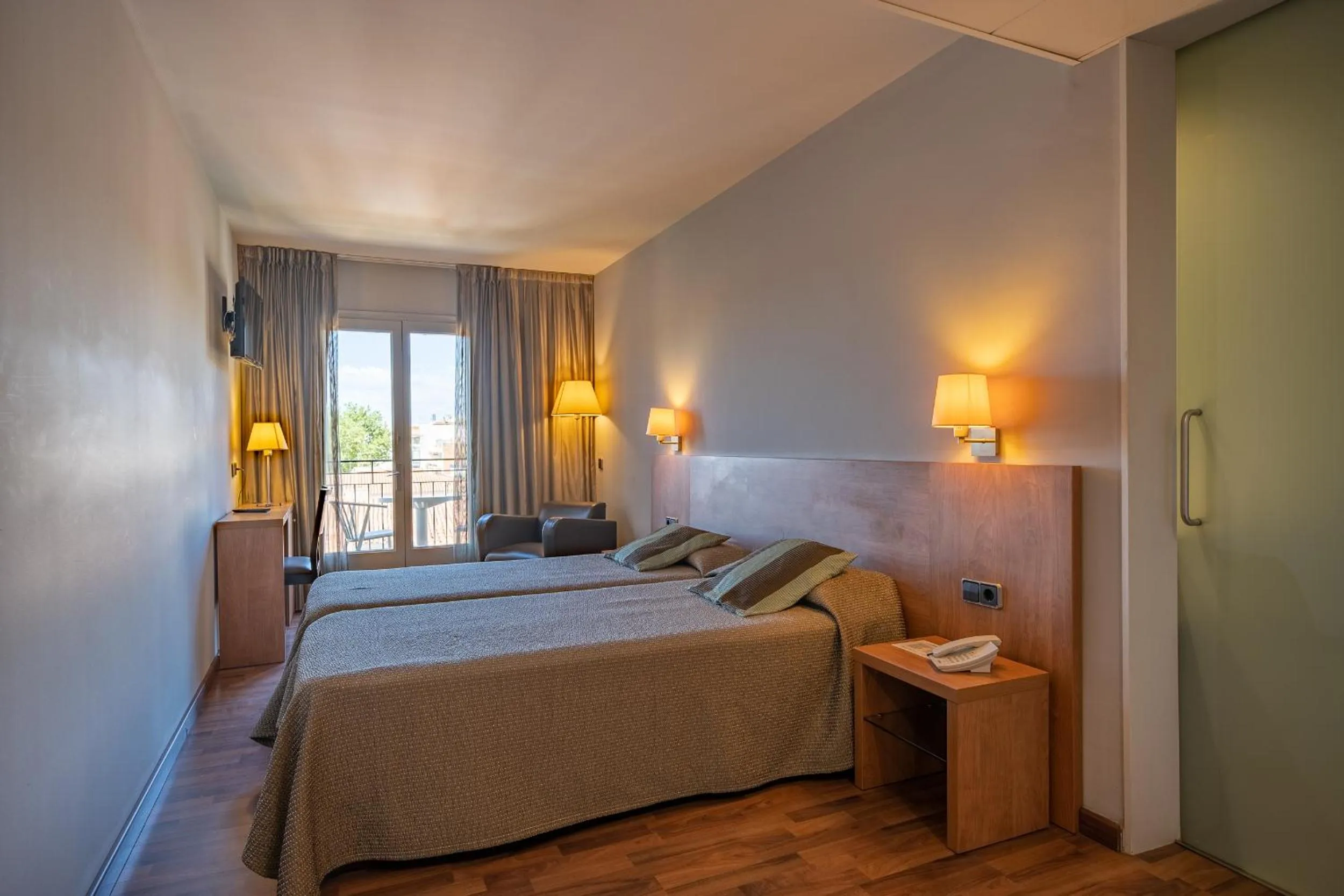 Photo of the whole room, Bed in Hotel Medes II